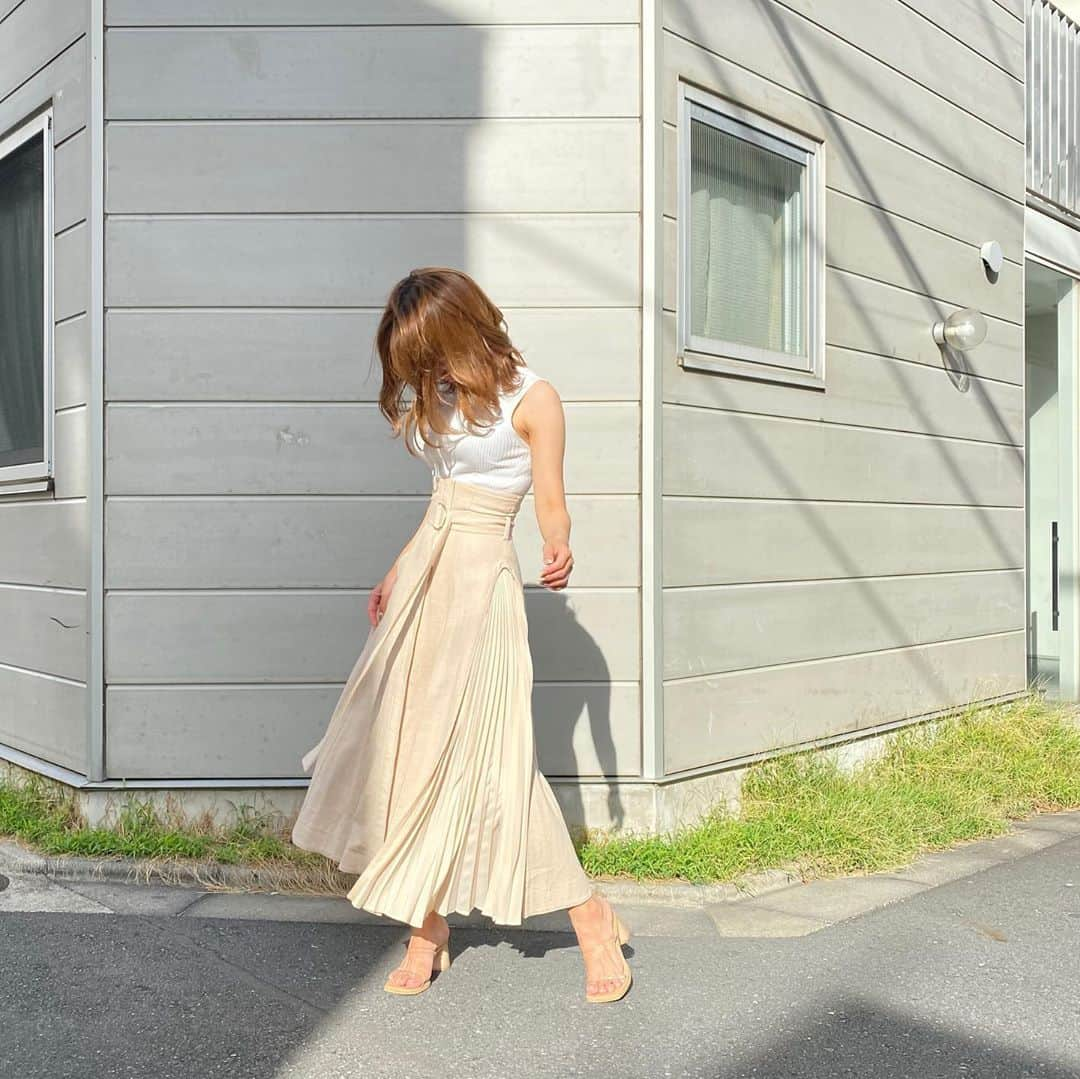 ななぴさんのインスタグラム写真 - (ななぴInstagram)「私服❤︎  お気に入りだとなかなか着れない🥺 このスカート本当にかわいい…  ˗ˏˋ  tops&skirt  ˎˊ˗  @snidel_official  @snidel_official_snap   #スカートコーデ　#ワントーンコーデ　#ノースリーブ　#ノースリーブコーデ　#ハイウエスト　#ロングスカート　#スナイデル　#snidelコーデ　#スナイデルコーデ　#私服　#コーデ　#お気に入りコーデ　#骨格ウェーブ #骨格ナチュラル　#イエベ春　#クリアサンダル　#スイッチングパターンスカート」9月16日 20時16分 - __nanapgram__