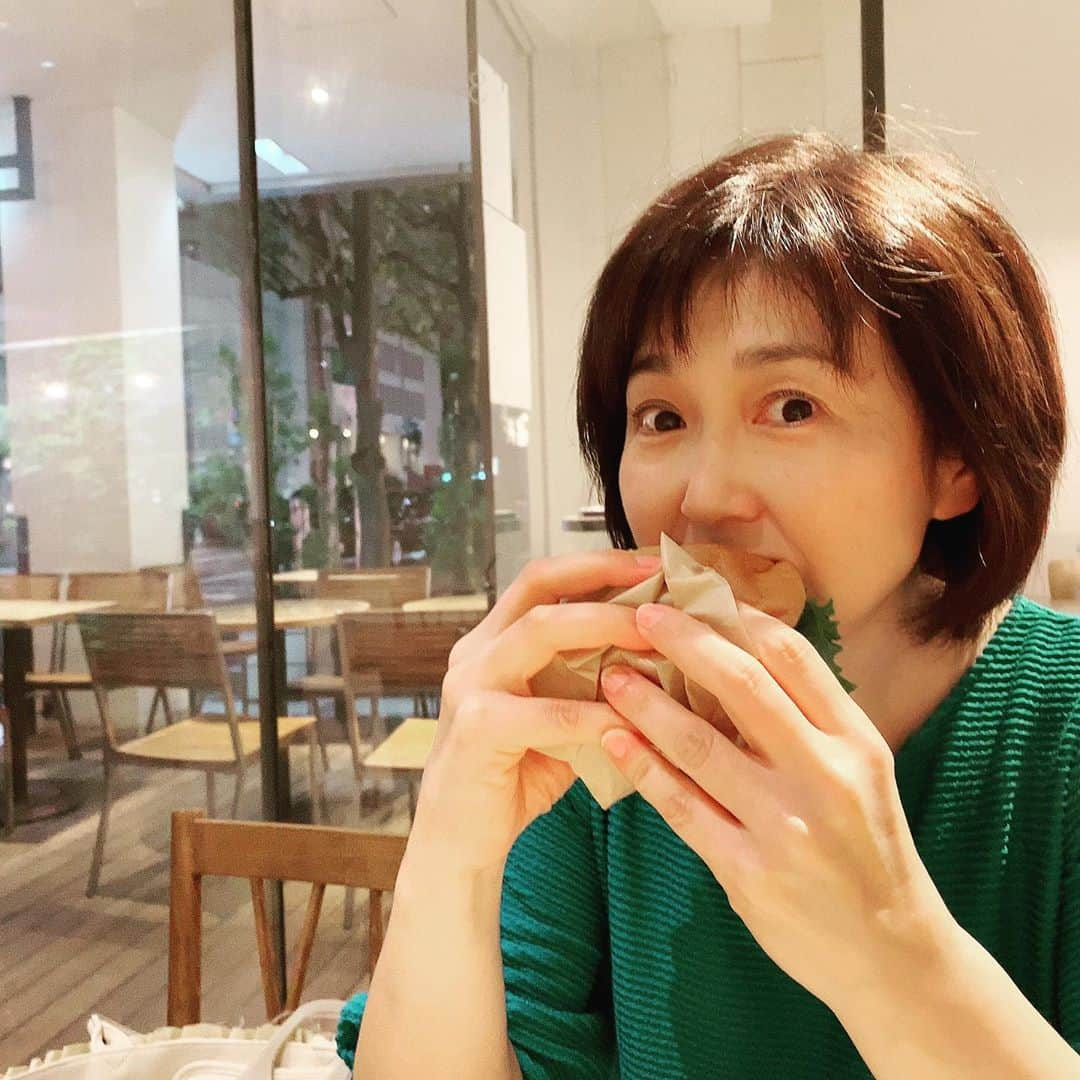 生稲晃子さんのインスタグラム写真 - (生稲晃子Instagram)「青山の「the 3rd Burger」でハンバーガーにかぶりつき〜🍔  今日は、美容院「Roops」でまつ毛パーマをやってもらいました👁 まつ毛上がった〜‼️ビューラーが楽になるわ👍👍  #ループス美容院 #まつ毛パーマ #the 3rd burger #生稲晃子」9月16日 20時17分 - akiko__ikuina