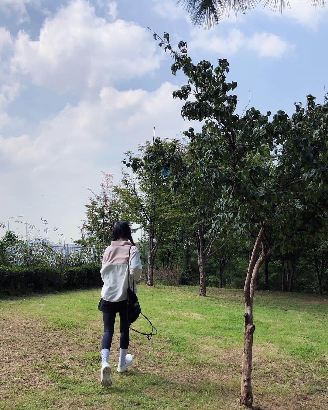 solsolさんのインスタグラム写真 - (solsolInstagram)「#광고 🦖🦋☁️🧃🏝🧤 애정하는 룩 짜잔!!🤍🤍🌴집콕하기 답답할때 요러케 편한 복장으로 차려입구 인적이 드문 장소를 찾아서 조금이나마 힐링해보기✨네파에서 간편하고 예쁘게 입을 수 있는 등산룩이 나왔어요:) 베이비 핑크 컬러 너무 맘에들구 레깅스가 엄청 쫀쫀하고 보들보들해요🖤 • • #네파 #가을산행 #네파트레킹 #트레킹 #네파가을산행 #네파레깅스 #레깅스」9月16日 20時21分 - solwlyy