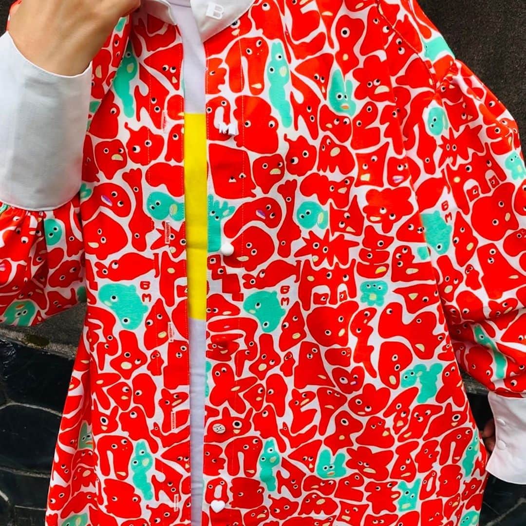 中村涼子さんのインスタグラム写真 - (中村涼子Instagram)「『BAKEちゃんMONOちゃん〜ミニトマト配色〜 ビッグシャツワンピ＆ハット＆ポーチ』  🍅🍅🍅🍅🍅🍅  先日アップした帽子 と同じ布で作りし三点セットです🤤  全部合わせたら街中の主役に🤣 そして、バラバラにも、またシャツは羽織りものとしても着用できます🤤  絵を描いて、業者に送ってもらうこちらのプリント生地。 鮮明に再現されている美しカラー。 こんなに綺麗に発色してくれて惚れ惚れです… こういう生地って、何にも使えないくらいの僅かな切れ端でも取っておきたくなる…  BAKEちゃんMONOちゃんの多種多様性に合わせて、ボタンも全て形違いにしてみました。 また袖も長めですが、開閉可能でボタンも付いてるので折っても着られます🤤 襟はとんがり個性的。  この服ができたとき、私の何かが芽吹きました🌱 この服、ううう可愛くない？！🤣  #手作り服 #ビッグシルエット #シャツワンピ」9月16日 20時22分 - nakamuraryoko56