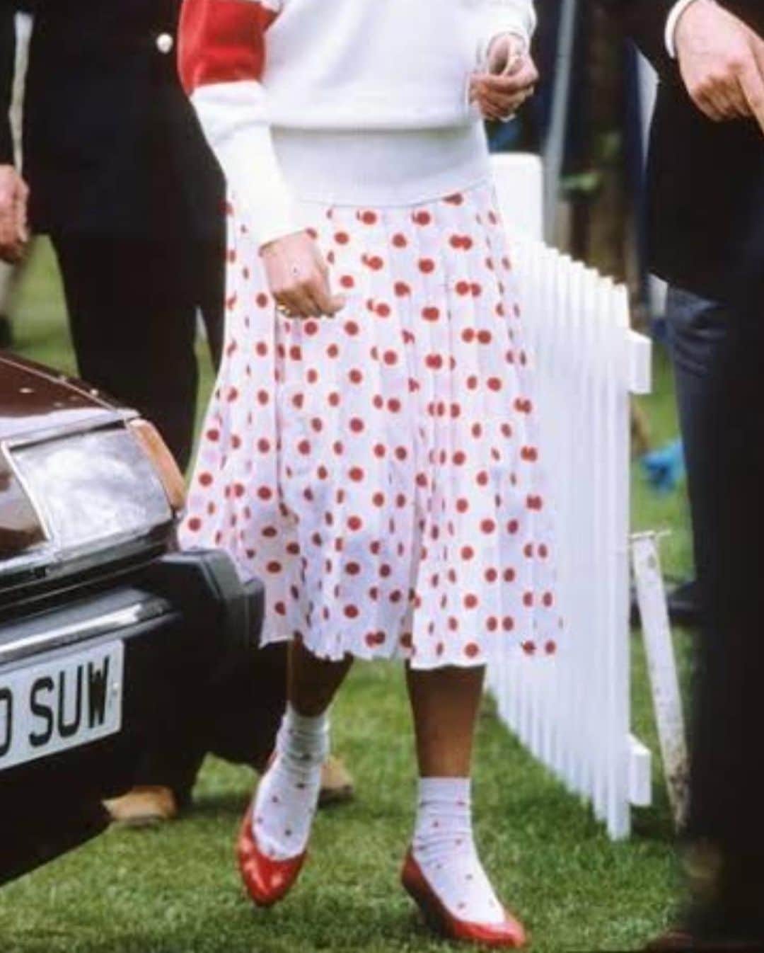 Sretsisさんのインスタグラム写真 - (SretsisInstagram)「Once again proving the timeless appeal of polka dots, Princess Diana does the ultimate in mix and match with an effortless jumper and sophisticated pleated skirt (swipe for bonus of matching polka dots socks!). There is absolutely no wonder why she was and always will remain a #Sretsis muse ❣️ Discover #SretsisFW20 Collection at Sretsis.com and in stores tomorrow at all Sretsis Boutiques. #FW20TheDreamers #PrincessDiana」9月16日 20時25分 - sretsisofficial