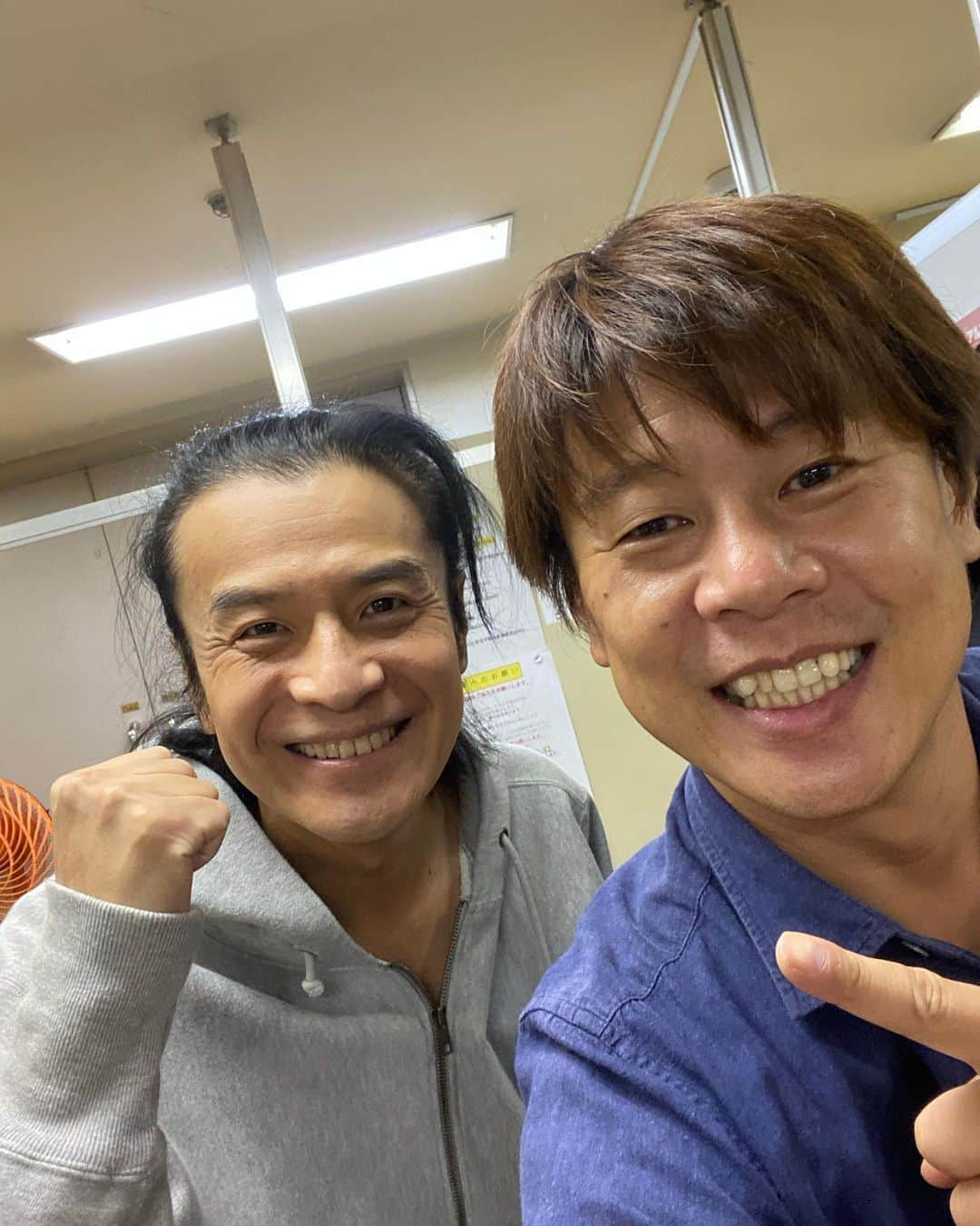 ロッシーさんのインスタグラム写真 - (ロッシーInstagram)「今日はルミネ3回出番！  よしもとの福山雅治！を、発見！  大山英雄さんと、パシャリ！！  【スナック修士とあきら、ロッシーも】 大山英雄さん　2丁拳銃修士さんとトーク！  あと、2名ー！  27日は、こちらをどーぞ！  https://silkhat.yoshimoto.co.jp/  #スナック修士とあきらロッシーも #福山雅治　様。 #大山英雄 さん　 #2丁拳銃修士 さん #オンライン #トーク #野性爆弾 #ロッシー #より。 #ロシ写真」9月16日 20時38分 - yaseibakudan_rossy