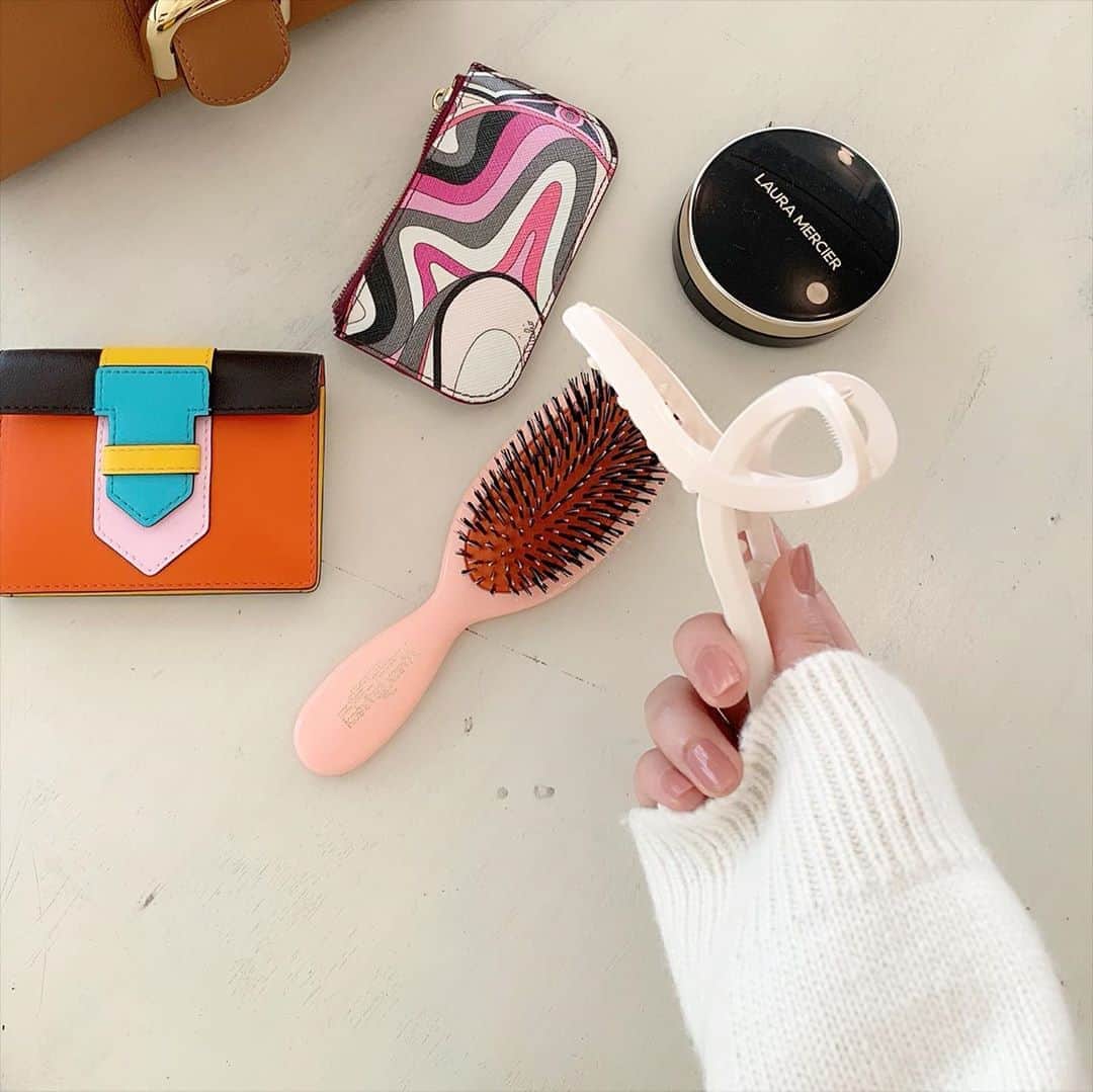 ハンナミのインスタグラム：「普段、必ず1つは鞄に入れて 持ち歩いてるヘアクリップ💛  2色とも 9.18(金)-に再販売されます🍂  (ストーリーで質問いただいてた pucciのものはキーケースです🗝 ファスナー部分どこかで取れてしまった)」