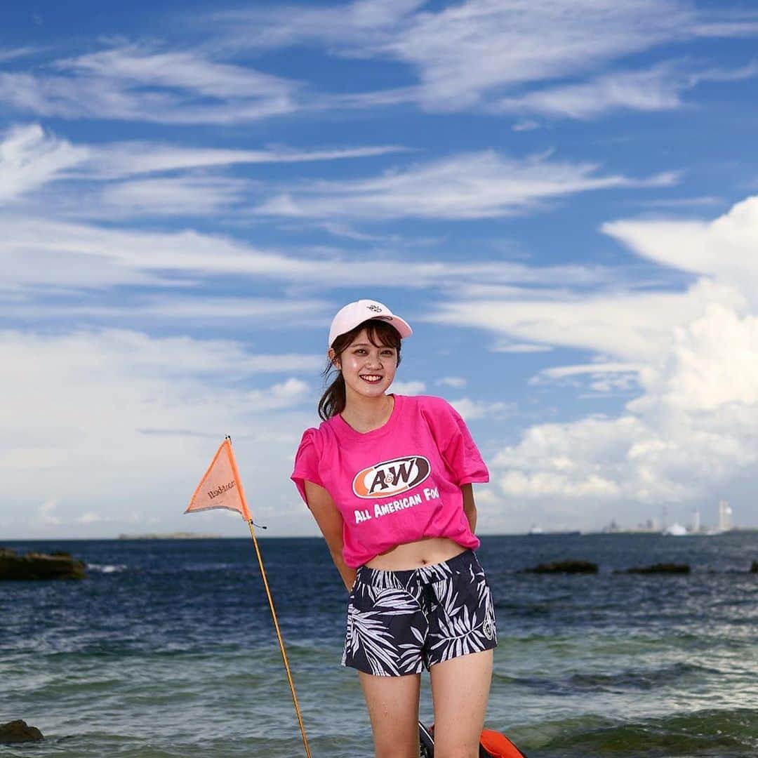 のインスタグラム：「先日シーカヤック体験をしてきました〜⚓️💕💕 横須賀の綺麗な海の上をせっせと漕いできました🎶 本当に海が綺麗で感動しておりました😭😭 カラフルなTシャツと帽子を被ると何故か売り子っぽくなってしまいました😅🍻⚾️ とっても楽しくて夏のいい思い出になりました✨  シーカヤック：@aifuru.sano_lohaskayak ドローン撮影：@r_canera 紹介：@yokosuka_kanko 企画調整,写真：@tp6413  #海辺の暮らし #東京湾 #三浦半島 #横須賀 #lohaskayak #ロハスカヤック #シーカヤック #カヤック #ビール売り子 #売り子 #ミスコン #ミス國學院 #サロンモデル #サロンモデル募集中 #サロンモデル希望 #被写体モデル #被写体になります #海 #海デート」