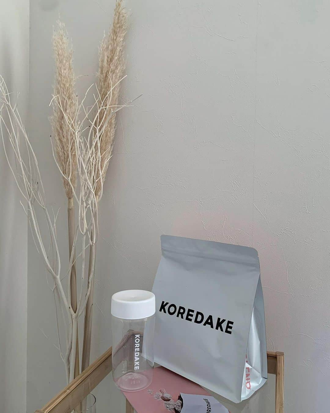Mie Kawanoのインスタグラム：「運動を始めて興味があったプロテイン𓇝 色々見て @koredake_official を飲んでみることにしました♪  「KOREDAKE」は1食で全ての栄養が 摂れる完全栄養ダイエットプロテイン  私は牛乳に混ぜて飲みました🥛 味が心配でしたがミルクティ味で美味しかった♩  バナナを入れてバナナシェイクのようにして 飲むのもおすすめみたい🍌  腹持ちもいいので置き換えダイエット してみようかなと…  キッチンにただ置いてるだけでも可愛い パッケージなのも嬉しい♡  限定クーポンコード:COTARAD(有効期限1週間) クーポンの利用でシェーカープレゼント 定期購入なら、通常割引に加え更に 初回10%OFFなので興味がある方は 良かったら使って下さい♪  #KOREDAKE #完全栄養プロテイン  #ダイエット#プロテイン」