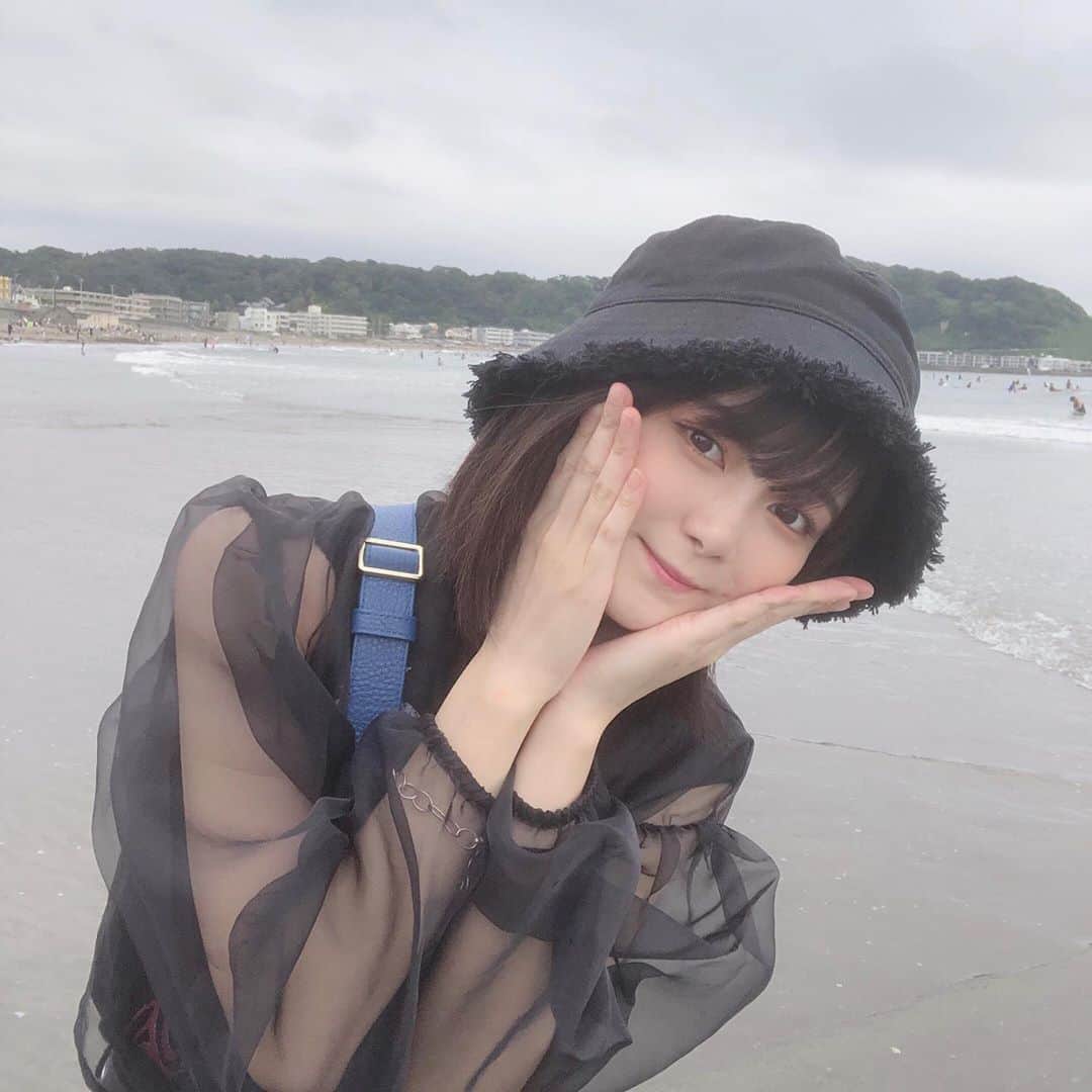 のインスタグラム：「この帽子お姉ちゃんとお揃いなんです😊にやにや  #バケットハット #うみ #海  #江ノ島 #湘南」