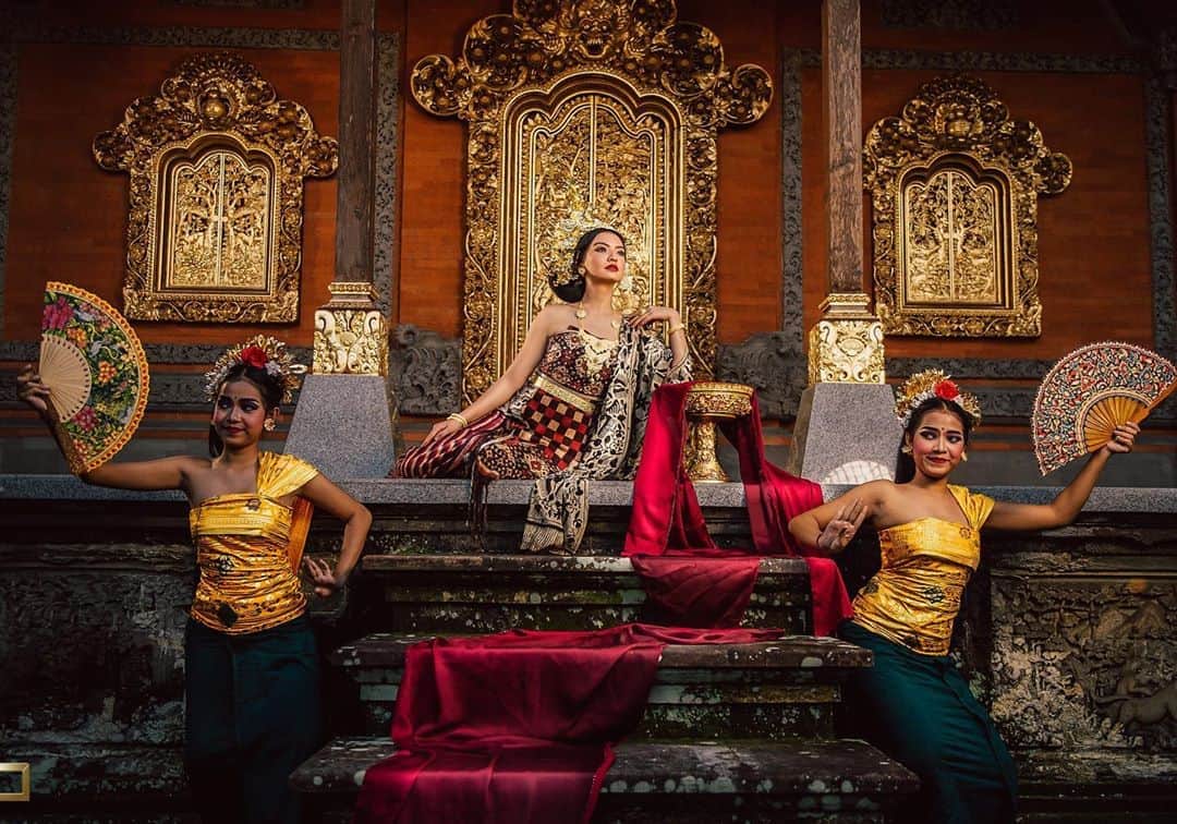 ラライン・シャーのインスタグラム：「Impromptu shoot up in my favourite hood in Ubud ❤️  Jewellery: @aryunabali  Photo : @pixeliciousbali  MUA : @andreblake_  Kebaya : @lestarigoje  Wardrobe : @cahyadewibali  Venue : @museumrudana」