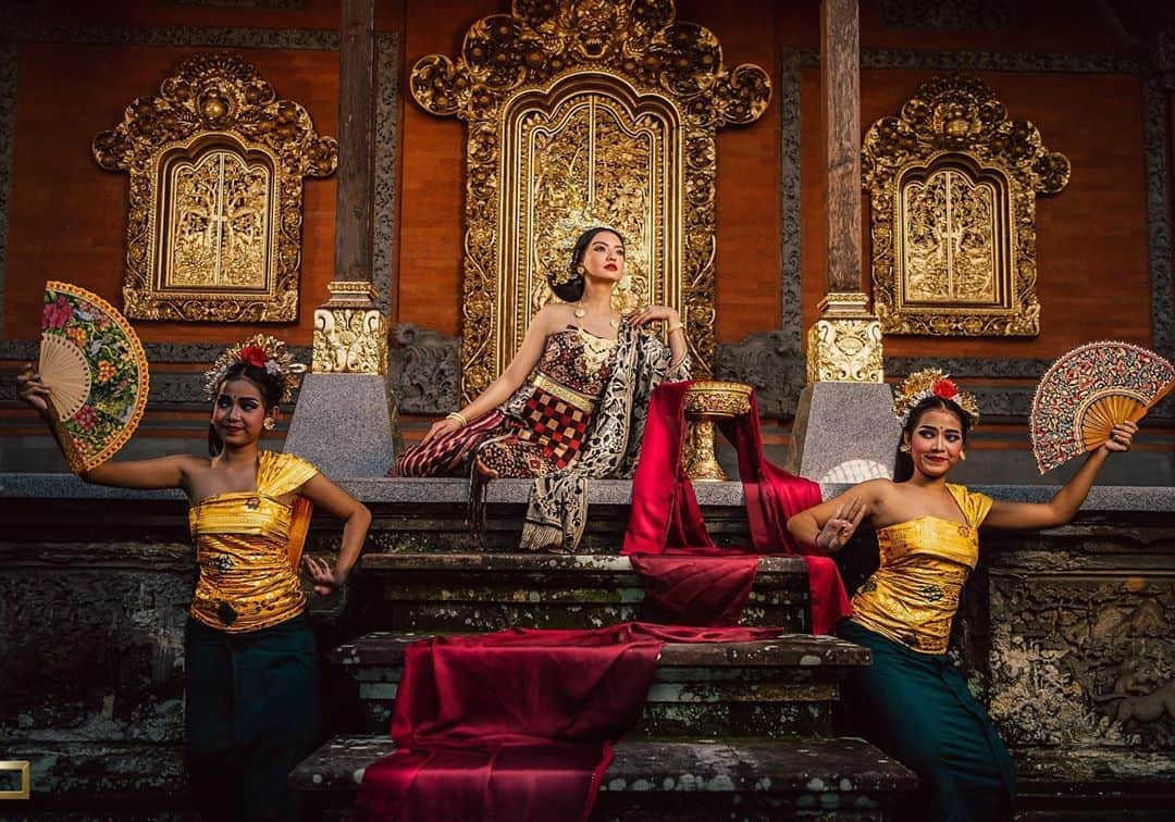 ラライン・シャーさんのインスタグラム写真 - (ラライン・シャーInstagram)「Impromptu shoot up in my favourite hood in Ubud ❤️  Jewellery: @aryunabali  Photo : @pixeliciousbali  MUA : @andreblake_  Kebaya : @lestarigoje  Wardrobe : @cahyadewibali  Venue : @museumrudana」9月16日 20時34分 - ralineshah