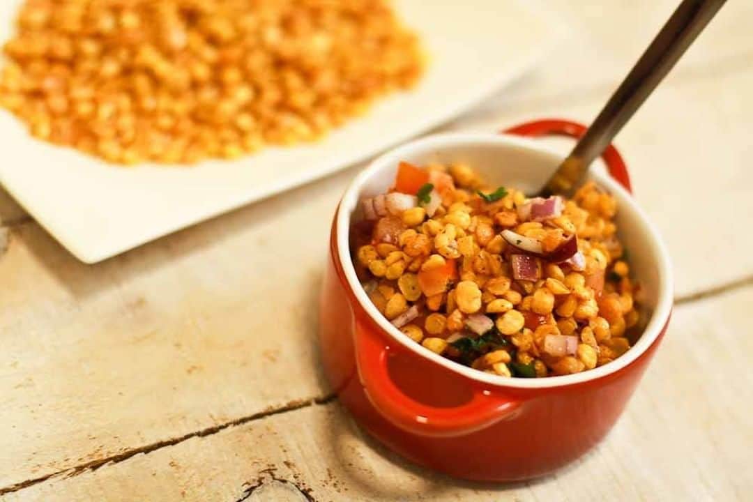Archana's Kitchenさんのインスタグラム写真 - (Archana's KitchenInstagram)「Give this oven baked Chatpati Chana Dal Chaat Recipe a try and you will fall in love with the crunchy, spicy and zesty taste of this yummy chaat. Serve as a tea time snack with a hot cup of chai. Get the recipe from the smart.bio link in my profile @archanaskitchen .  #recipes #easyrecipes #archanaskitchen #healthyeating #homemadefood #eatfit #cooking #food #healthyrecipes #foodphotography #recipeoftheday #comfortfood #deliciousfood #delicious #instayum #food #coffee #coldcoffee #coffeelover」9月16日 20時35分 - archanaskitchen
