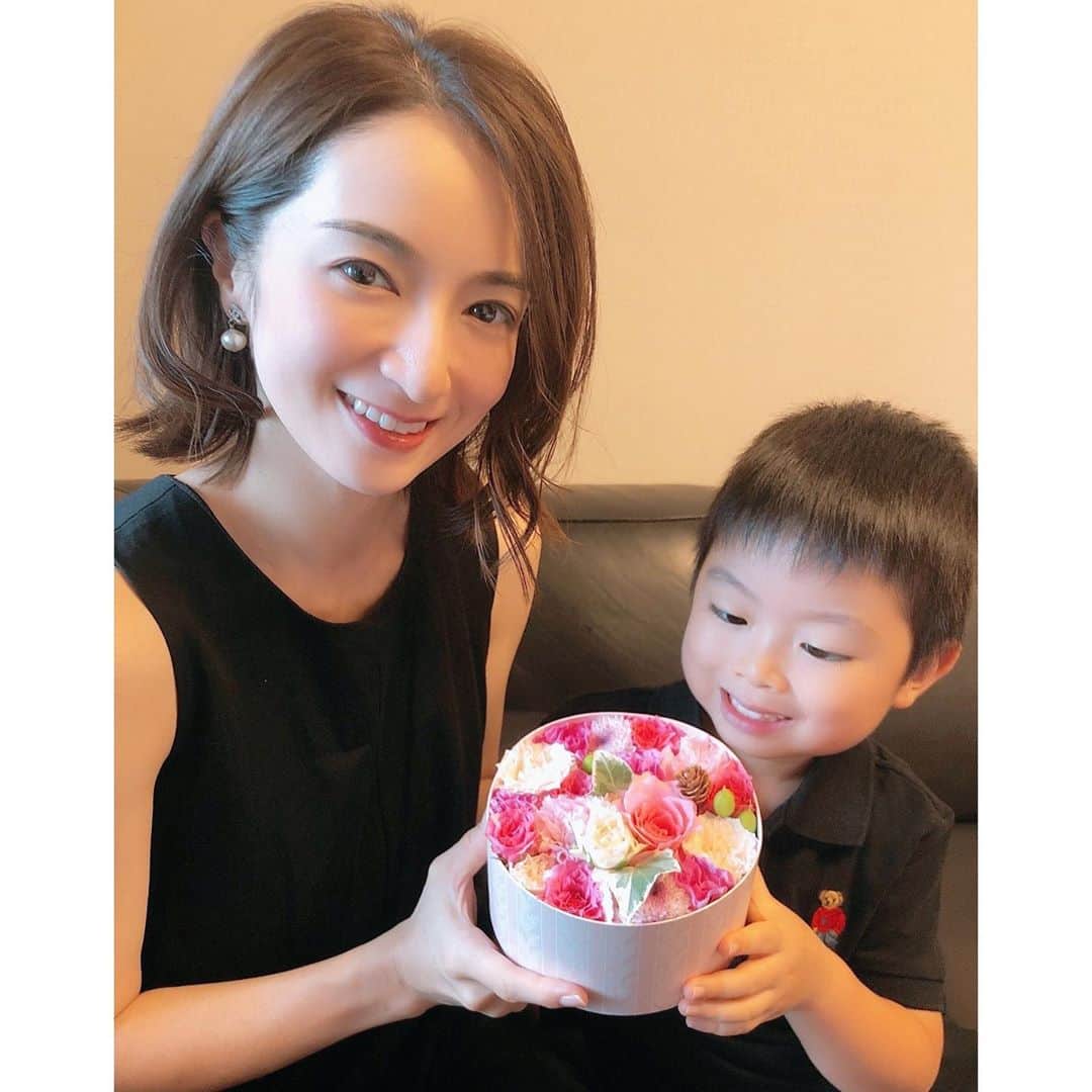 Mayuko Watanabe 渡辺真由子さんのインスタグラム写真 - (Mayuko Watanabe 渡辺真由子Instagram)「先日私事ですが、誕生日を迎えました🥰♬ 誕生日当日にお花が届くという友達の粋な計らいに感動しつつ♡、雨女らしく終日雨だったので笑、家族でのんびり過ごしました😊✨ ケーキのろうそくを嬉しそうに消す息子を見て、ほっこり☺️ そろそろもう歳はとりたくないけど笑、平和な1年になることを祈るのみです( *˘ ³˘)♡♡♡ #誕生日#誕生日プレゼント #mama#ママ#出産#新生児#子育て中#男の子ママ#二児ママ#カジュアルコーデ#ママコーデ#授乳コーデ#令和2年ベビー#5月生まれ#ベビーカー#ベビーカー選び#生後3ヶ月#生後3ヶ月男の子」9月16日 20時36分 - watanabe_mayuko