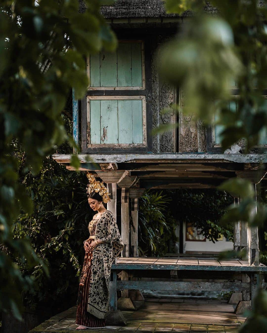 ラライン・シャーのインスタグラム：「Today the people of Bali celebrate Galungan, commemorating the triumph of Dharma (good) over Adharma (evil). This day marks the time when the ancestral spirits visit the Earth for 10 days until Kuningan, when they return.   If you are currently in Bali, you will have seen the beautiful penjors—decorated bamboo poles serving as temporary shrine—adorning every house fronts, which make for very delightful decorations lining the streets of the villages.  I hope you enjoy all the festivities as the Balinese shower the island with blessings, music, beauty and prayer.  And to all my Balinese friends, Selamat Hari Raya Galungan & Kuningan!」