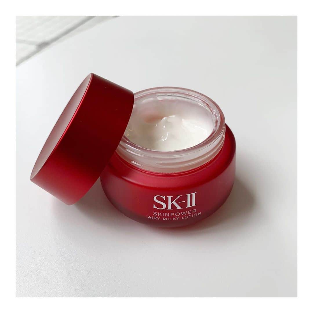 篠原菜月のインスタグラム：「8月にSK-IIから新しく発売された「スキンパワー」シリーズ✨SK-IIスキンパワー エアリー(美容乳液)を使ってみました！ほんと疲れたお肌の救世主的コスメだと思ってますっ👏💕﻿ ﻿ 一番驚いたのが保湿力の高さ。お肌にぐんぐん浸透する気がする。スキンパワー エアリーを塗ってたっぷり寝ると、夏や秋でも乾燥しがちなお肌がモチモチなツヤ肌になっていて嬉しい！﻿ 年齢を重ねるごとに、ツヤ肌の大切さ感じてるのでスキンケアがんばろ！﻿ 香りも落ち着く香り〜✨﻿ ﻿ ﻿ #sk2﻿#スキンパワー#スキンケア#うるツヤ肌#新スキンケア#乾燥肌#保湿ケア#スキンパワーエアリー#美容乳液#skincare #beauty @skii  ﻿」