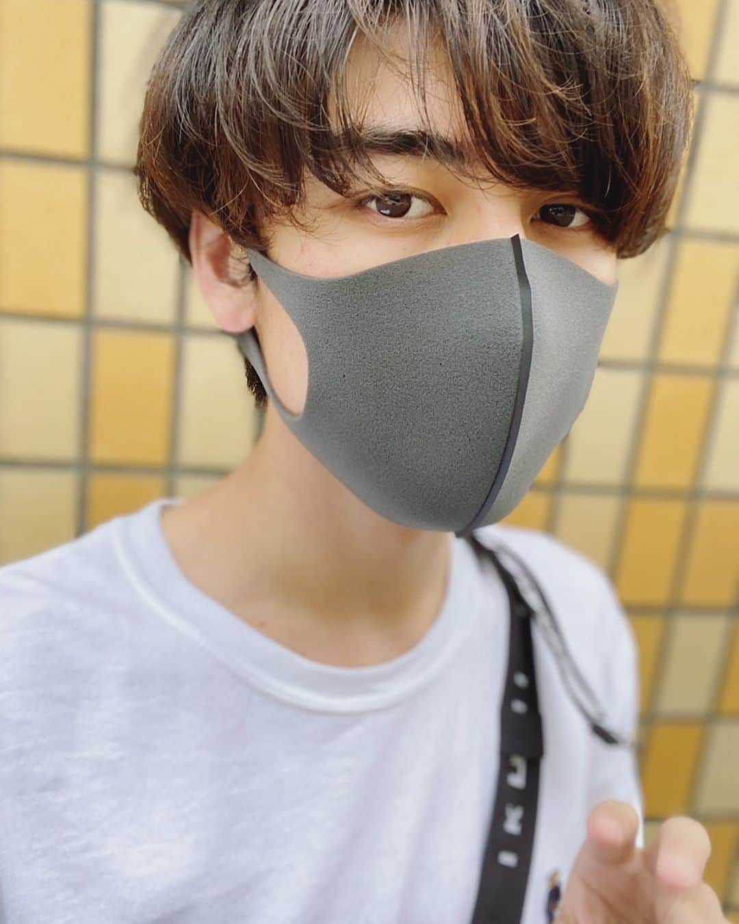 のインスタグラム：「ピース失敗。  #初出し #井阪郁巳 #ご縁  #インスタオシャレ化計画  #swag #写真 #ピース」