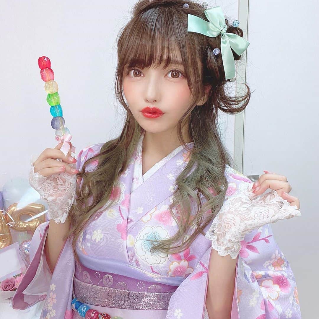 遠藤 玲奈 /endo renaのインスタグラム：「#おジャ魔女どれみ 好きな方にオススメコーデそうです✡🌈 私が着用してるのは紫のおんぷちゃん風コーデです🔮 . 日常はこうゆう格好は全くしてないので とっても眩しいです🙀🙀🔆笑 . 手に持ってるのはカラフルなわらび餅です。 可愛いのが好きな方にオススメですᐠ(  ᐢ ᵕ ᐢ )ᐟ . #着物 #ヘアアレンジ #浴衣ヘア #着物ヘア #着物女子 #浅草さわだ屋 #編み込みヘア #和装 #和服 #着物ヘア #浴衣コーデ #着物コーデ #サロンモデル #インナーカラー #アッシュ #グレージュ #おジャ魔女どれみ #瀬川おんぷ #おんぷちゃん」