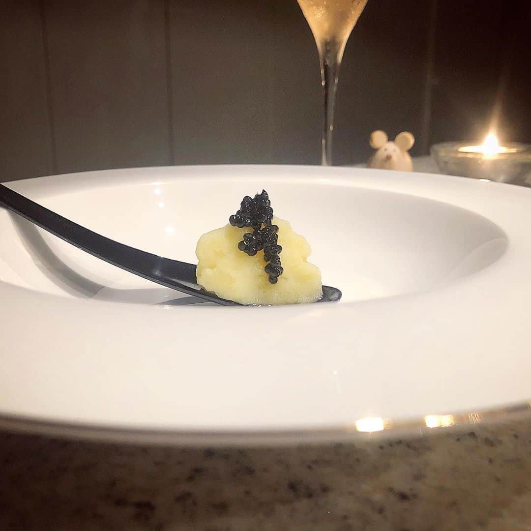 榊山敬代のインスタグラム：「🥔🥄🍸… ・  今週はキャビア祭の巻 ということでこの日は  なめらかなマッシュポテトと キャビアの一口オードブルを しゅわしゅわと共に満喫の巻  キャビアさまとじゃがいもさんの コラボレーションを見つめてると  じゃがいもさんのおかげで キャビアが引き立つ関係に  このお皿の上では どちらも主人公で  等しい価値という眼差しは 平和を感じさせてくださり  地球の縮小図を垣間見たひとコマなり  みんなそれぞれすばらしいから みんなそれぞれ自信に輝きたい  そのようなささやかなしあわせに このひと皿は語りかけるのでした 　  #ごちそうさまでした  #また食べたい ・ ・ ・ ・ #おうちごはん #工夫 #おうち大好き #enjoyhome ・ ・ ・　 #夕食 #dinner  #おつまみ #antipasto#キャビア #caviar #Japanese #healthy #food #seafood #ポテト #potato #じゃがいも#mashpotato #champagne #wine  #artist #kitchen #cooking #日本画家 の #お料理こんなもん」