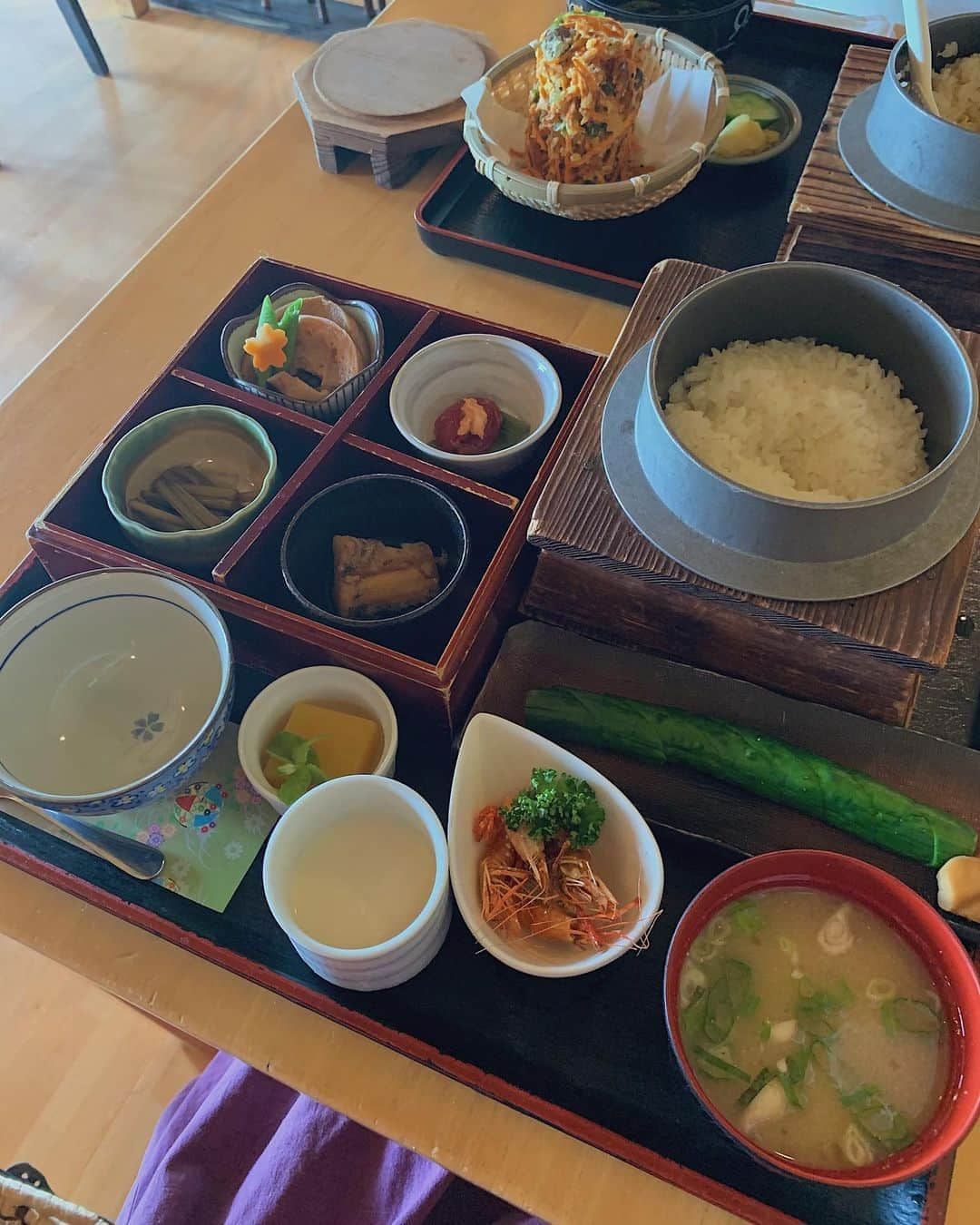 川本彩さんのインスタグラム写真 - (川本彩Instagram)「炊き立てのご飯の香りと幾らでも🍚おかわりできてしまいそうなご飯のお供のおかげで身体の中から浄化される☺️🌿﻿ #かま炊きごはん #こめ太郎　#南魚沼 #新潟　#コシヒカリ #こしひかり #新潟グルメ #新潟ランチ」9月16日 20時42分 - aya_kawamoto