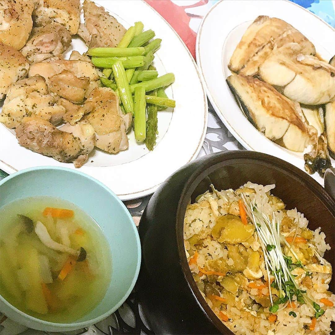 佐藤康恵のインスタグラム：「採れたての栗🌰で炊き込みご飯(#^.^#) 美味しい💖涼しくなって《食欲の秋》きてます(^^)🌟キノコ🍄は買ったら処理してすぐ冷凍保存❣️うまみと栄養が10倍になります！バジルチキンにアスパラに塩サバ🌟子供がいるとゆっくり料理出来ないけど、今は、時短でできるクッキングを楽しむ💖 ♡ みなさん今日もお疲れさま（╹◡╹）♡ ♡ 💖💖💖 佐藤康恵音楽配信はコチラから🔽 https://big-up.style/E9iLo640Kb 💖💖💖 佐藤康恵のYouTubeチャンネル Yasue Sato Music ♡♪🔽 https://youtu.be/QTVidBCnG9Q  #栗🌰 #たきこみごはん #ysjewel #yasuesato #佐藤康恵 #japanesemodel #japaneseactress #singer #歌手 #女優 #モデル #youtuber #曲リリース #mama #二児の母 #spotify #サンシャインアワーズ #sunshinehours」