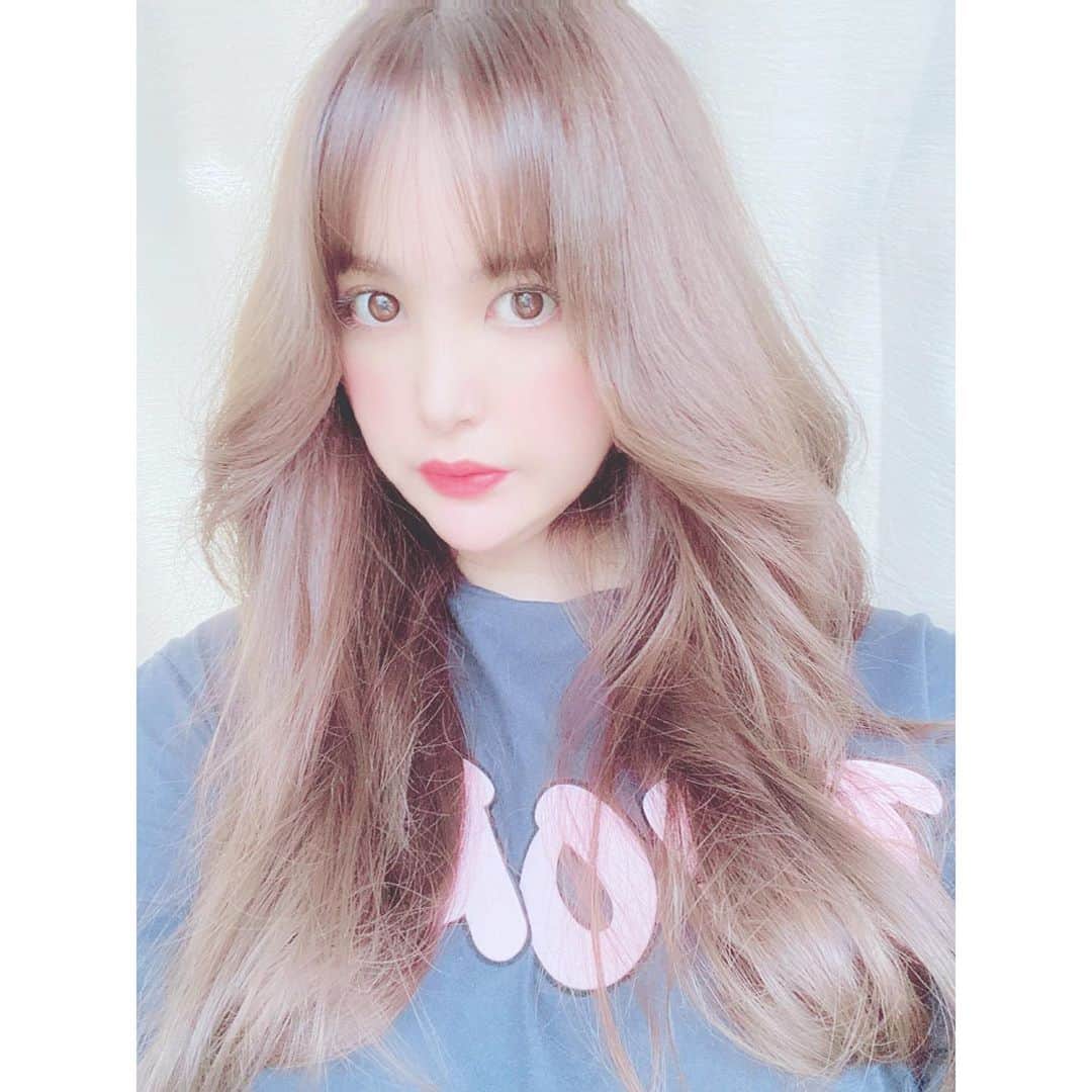 津久江麻由のインスタグラム：「. . りほちゃんに紹介してもらって gunhee tokyo(ゴニトウキョウ)に tokioストレートパーマしました☺️💞 髪が広がってたのが、まとまりがでて良い👌 . カラーとカットもして貰って、 韓国人風に☺️✌🏻💞 かわいい！ . . 韓国人の様な髪になりたければ ゴニトウキョウいいよ🤛🏻💘 . . . #髪質改善 #ヘアケア #縮毛矯 #髪質改善トリートメント #お気に入りコスメ #コスメ大好き #メイク好き #デパコス #コスメ紹介 #今日のメイク  #今日のコスメ #プチプラコスメ #メイク好きさんと繋がりたい #コスメ好きさんと繋がりたい #いいね返しは絶対 #おすすめコスメ #コスメ購入品 #コスメ好き #メイク好き #スキンケア #美容室 #美容師さんと繋がりたい #美容大好き #美容好きさんと繋がりたい」