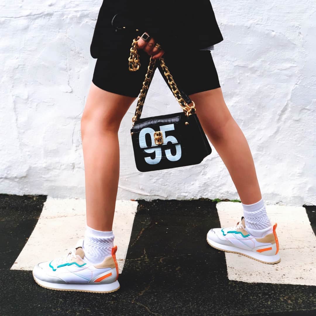 Schutzのインスタグラム：「OUR NEW MUST HAVE - SCHUTZ SCROSSBODY THE 95 BLACK ❤️ #newin #schutz95」