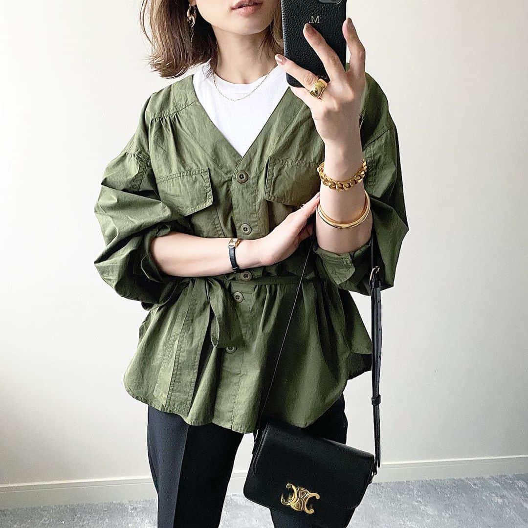のインスタグラム：「・ Vネックが珍しい @style.sea のミリタリーなシャツジャケット🌿❤︎ ・ ゆるっと羽織るだけでも可愛いけど、 今日はウエスト紐でキュッと結んでメリハリを◡̈⃝ ・ 白のノースリTを入れてゴールドのチェーンアクセサリーで旬な大人カジュアルに💫 ・ 足元は今年挑戦してみたかったローファー❤︎ ・ jacket #stylesea @stylesea.shop inner #hanes pants,shoes #zara bag #celine accessories #chiekoplus#deuxiemeclasse#mifuu#glanz88xx」