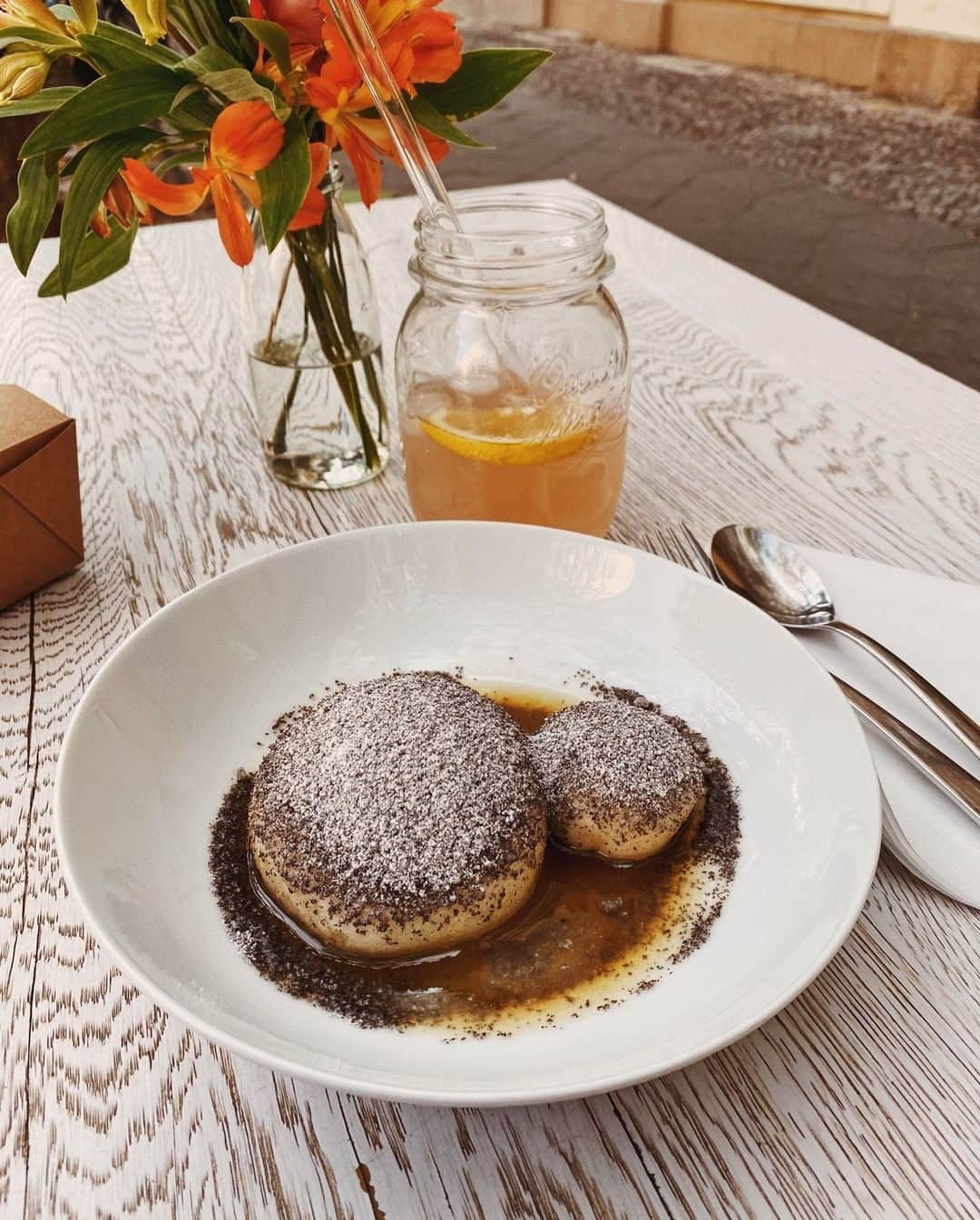 STIL IN BERLINのインスタグラム：「Considering how much I love, love, love sweet, yeasted dough dumplings, it is very, very, very odd I only now visitied @happiesberlin. Everything's handmade, freshly steamed and so it's perfectly fluffy with the right hint of yeast flavour. This is the classic Germknödel filled with plum sauce, covered in brown butter and poppy seeds. It speaks to all my favourite childhood memories, makes me feel all fuzzy and warm inside. And it comes with a tiny baby knödel, in honor of the owner's newly arrived baby nephew.  #berlinrestaurant #berlinfoodguide #berlinfoodies #foodinberlin #berlinfood #visit_berlin #food」