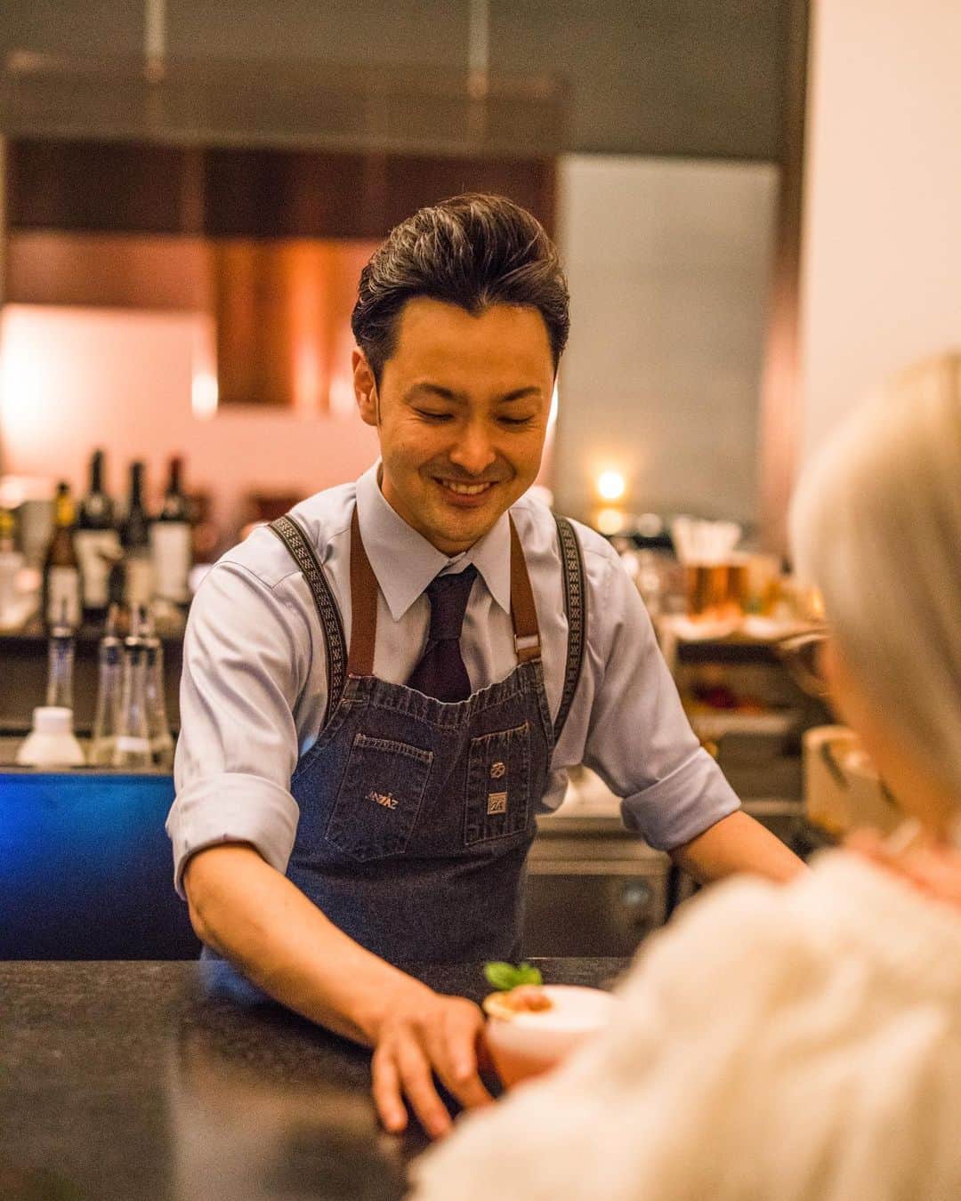 Andaz Tokyo アンダーズ 東京さんのインスタグラム写真 - (Andaz Tokyo アンダーズ 東京Instagram)「ミクソロジスト＠bartender_yasu により美しく注がれる絶品のカクテルをぜひお試しください🍸 最上階ルーフトップ バーでは甘酒、抹茶、柚子など日本人に馴染みの深い素材を使いしっとりとした甘みが特徴のシグネチャーカクテル、「清姫甘酒」をお楽しみいただけます🍃🍋🍐⠀ ⁣⠀ The perfect pour by our own @bartender_yasu🍸⠀ Head to the Rooftop Bar for our signature Kyohime Amazake, a delicious blend of Japanese sweet sake, #matcha and #yuzu and Grey Goose Poire vodka 😋  ⁣#andazrooftopbar #amazake #matcha #甘酒 #抹茶 #柚子」9月16日 21時02分 - andaztokyo