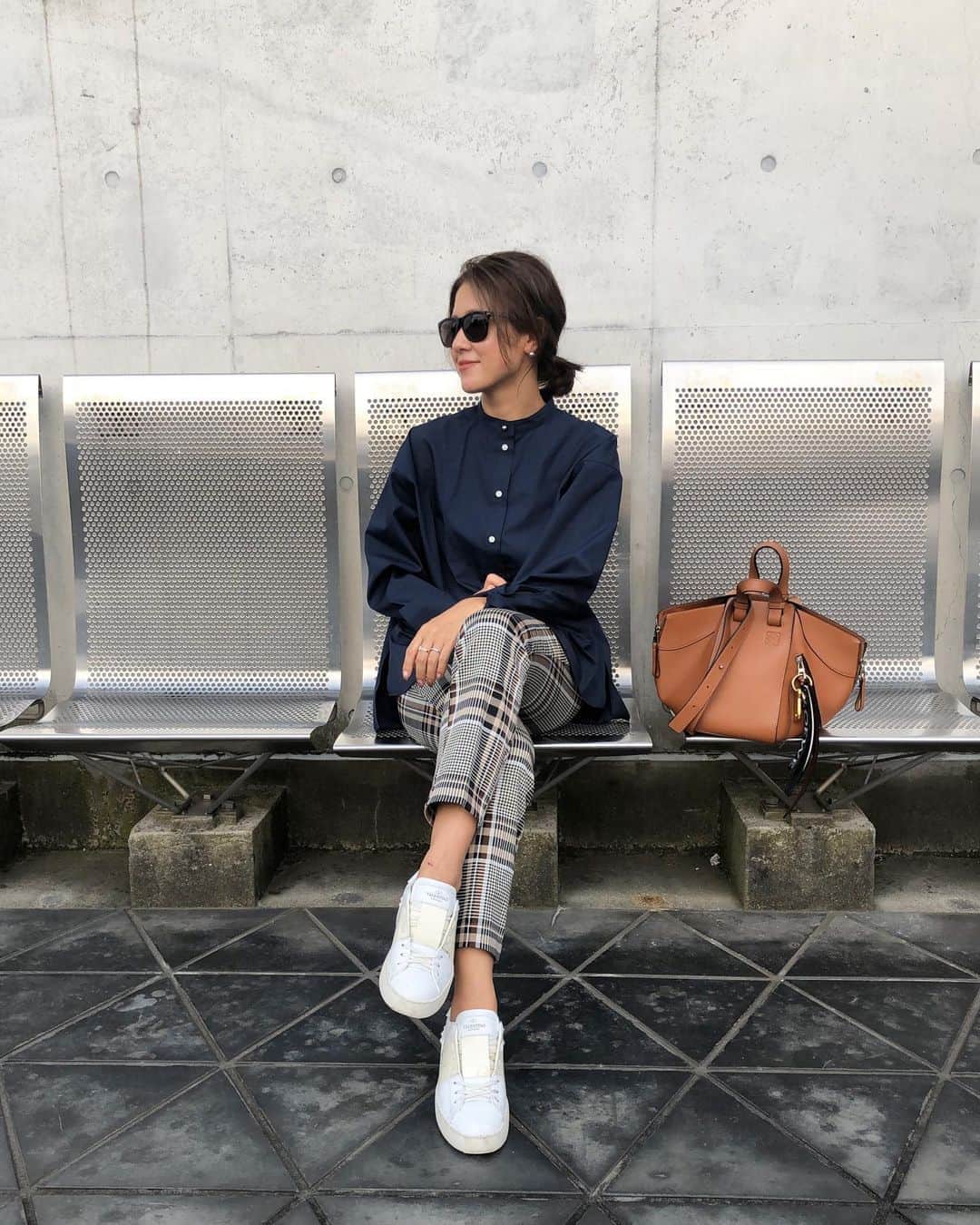 のインスタグラム：「2020.9.16 ・ 秋めいて来ましたね🍁 服装も徐々に秋らしく♡ ブラウスにチェックパンツの相性抜群！ ・ tops #damefrank pants #hm shoes #valentino  bag #loewe」