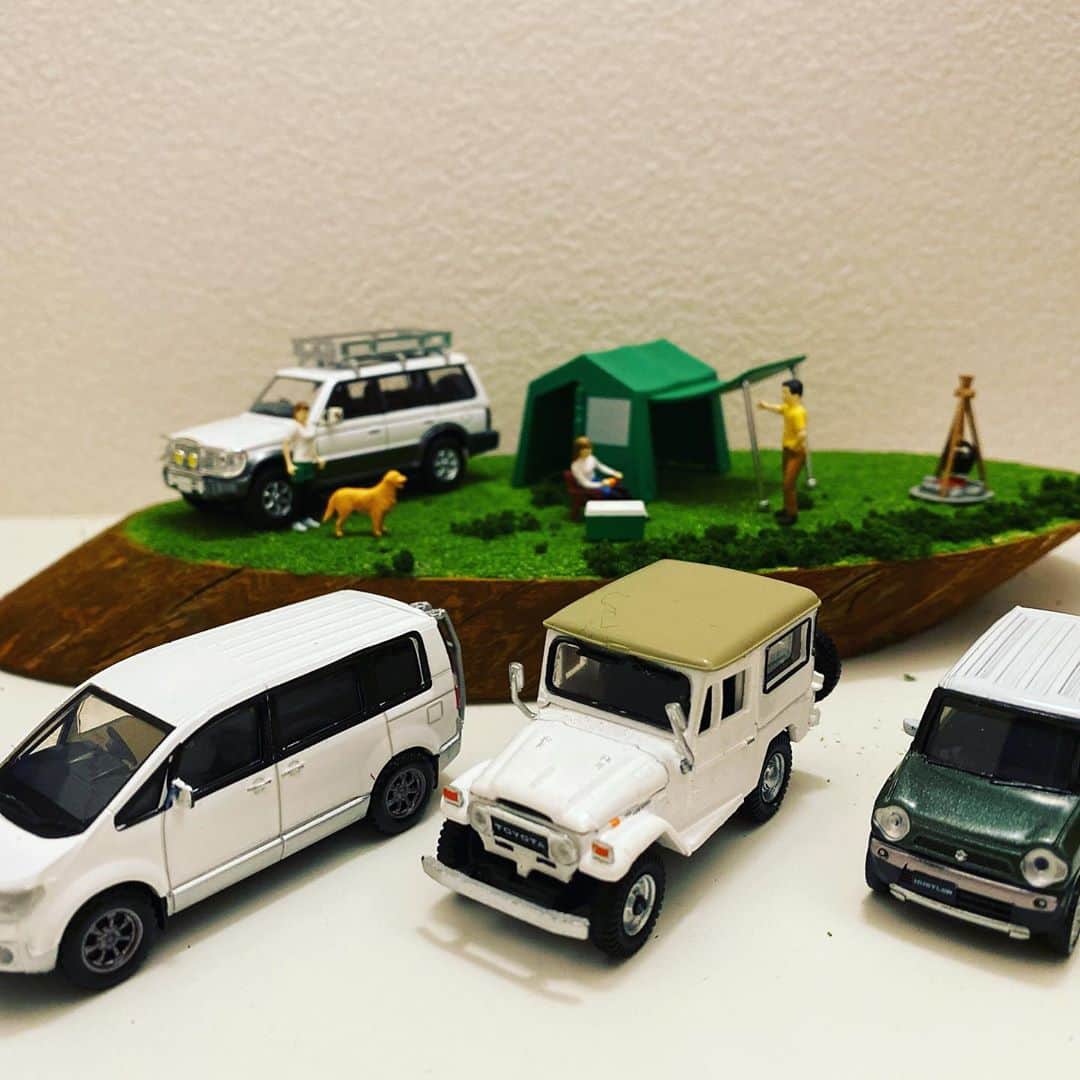DOSHISHA ENJOYMENT DIVのインスタグラム：「1/64スケールのミニカーってガチャガチャでたくさん販売されているんですね。 先日作ったジオラマにも合いそうなものを選んでみました。ハスラーやデリカD:5、ランクルもいいですね。  #アウトドア#おうちキャンプ#ソロキャンプ#キャンプ用品#camp #camping #ガチャ#ジオラマ#ミニカー#デリカ#リラックス#ランクル#癒されたい」