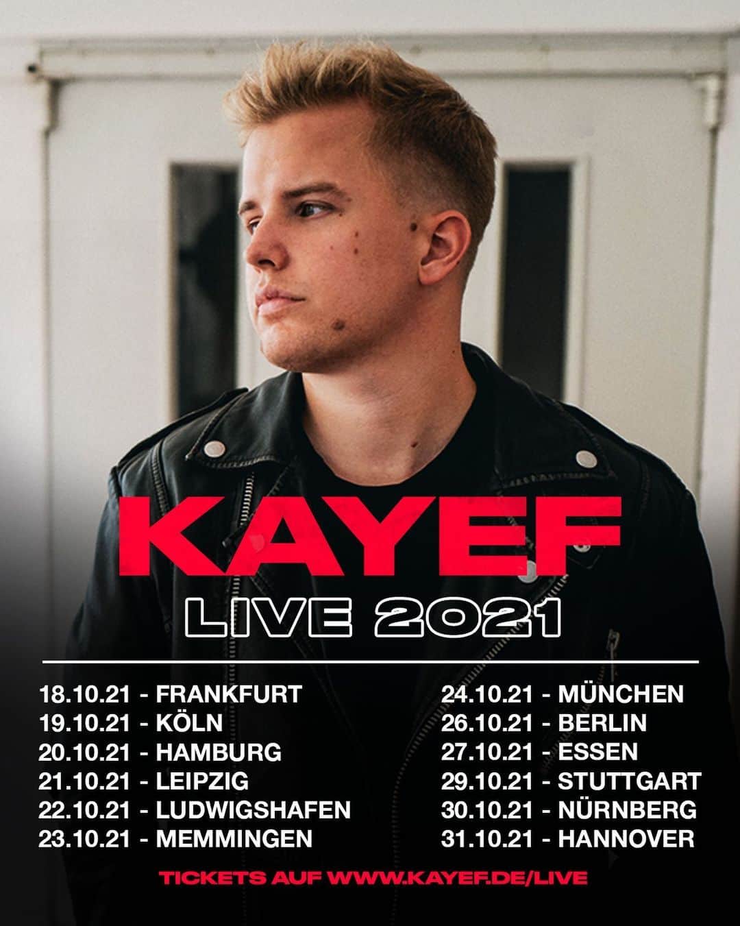 Kayefのインスタグラム：「+++ 𝑾𝑰𝑪𝑯𝑻𝑰𝑮 +++ Yo Friends, leider muss auch ich euch mitteilen dass wir Aufgrund der Anordnung bzgl. Corona unsere Tour ein weiteres mal verschieben müssen. Wie ihr seht sind im Zuge dessen aber viele neue Städte dazugekommen, wir spielen deutlich größere Hallen, können eine viel krassere Show abliefern und es sind ab sofort wieder Tickets für ALLE Dates verfügbar. Und das Beste: ALLE DIE BEREITS TICKETS HABEN KÖNNEN NATÜRLICH KOMMEN ❤️ Eure Karten behalten alle die Gültigkeit und ihr kommt einfach in die Stadt die auf eurem Ticket steht. Auf der einen Seite ist es super schade dass wir uns dieses Jahr nicht auf Tour sehen, auf der anderen freue ich mich umso mehr auf ein GROSSES Wiedersehen, mit neuer Musik, einer noch viel fetteren Show und vorallem EUCH ❤️ One Love, euer Kai #kayef #kayeflive2021 #kayeftour」