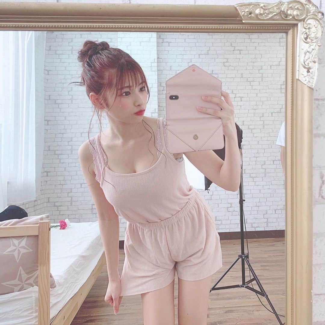 のインスタグラム：「﻿ ﻿ GUの部屋着が可愛いすぎるので﻿ 撮影会で着てみました🌸﻿ ﻿ 羽織もあるので秋まで使えそうです( ¨̮ )﻿ ﻿ ﻿ ﻿ ﻿ そう言えば髪染めました！﻿ ピンクっぽい感じとっても気に入ってます😚💕  どうですかね、？﻿ ﻿ ﻿ ﻿ ﻿ ﻿ ﻿ ﻿ ﻿ ﻿ #gu #guパジャマ#パジャマ #綿 ﻿ #部屋着 #ラフコーデ #キャミソール ﻿ #可愛い子 #女の子 #可愛くなりたい﻿ #自撮り女子 #自撮り部 #セルフィー #セルフィー女子 ﻿ #髪色 #ピンクブラウン #サロンモデル希望 ﻿ #お団子ヘア #お団子アレンジ #haircolor﻿ #おくれ毛  #アップヘア ﻿ #followｍe #フォローミー #japanesegirl #asiangirls ﻿ #lfl #likeforlikes #kawaii #fashion ﻿ ﻿ ﻿」