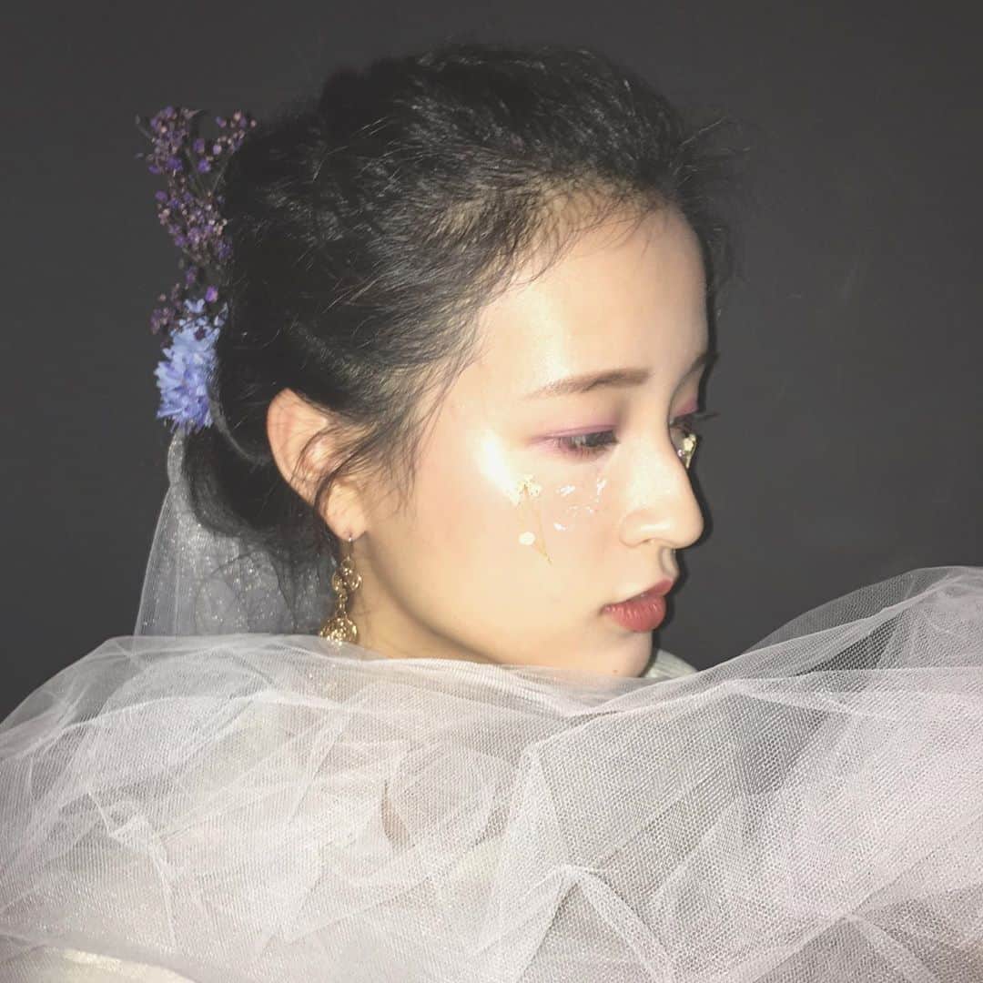 佐藤華純のインスタグラム：「.  【 #花嫁 】  これは、あるファッションイベントに出た時の写真！  この時のテーマがウェディングで、花嫁をイメージした作品にしていただきました👰🏻💙  顔にも頭にもかすみ草〜🌱笑  #ミスキャンパス立命館2020 #MCR2020  #立命館 #立命館大学 #京都 #女子大生  #ミスキャン #ミスコン #ファイナリスト  #かすみ草 #ウェディング」
