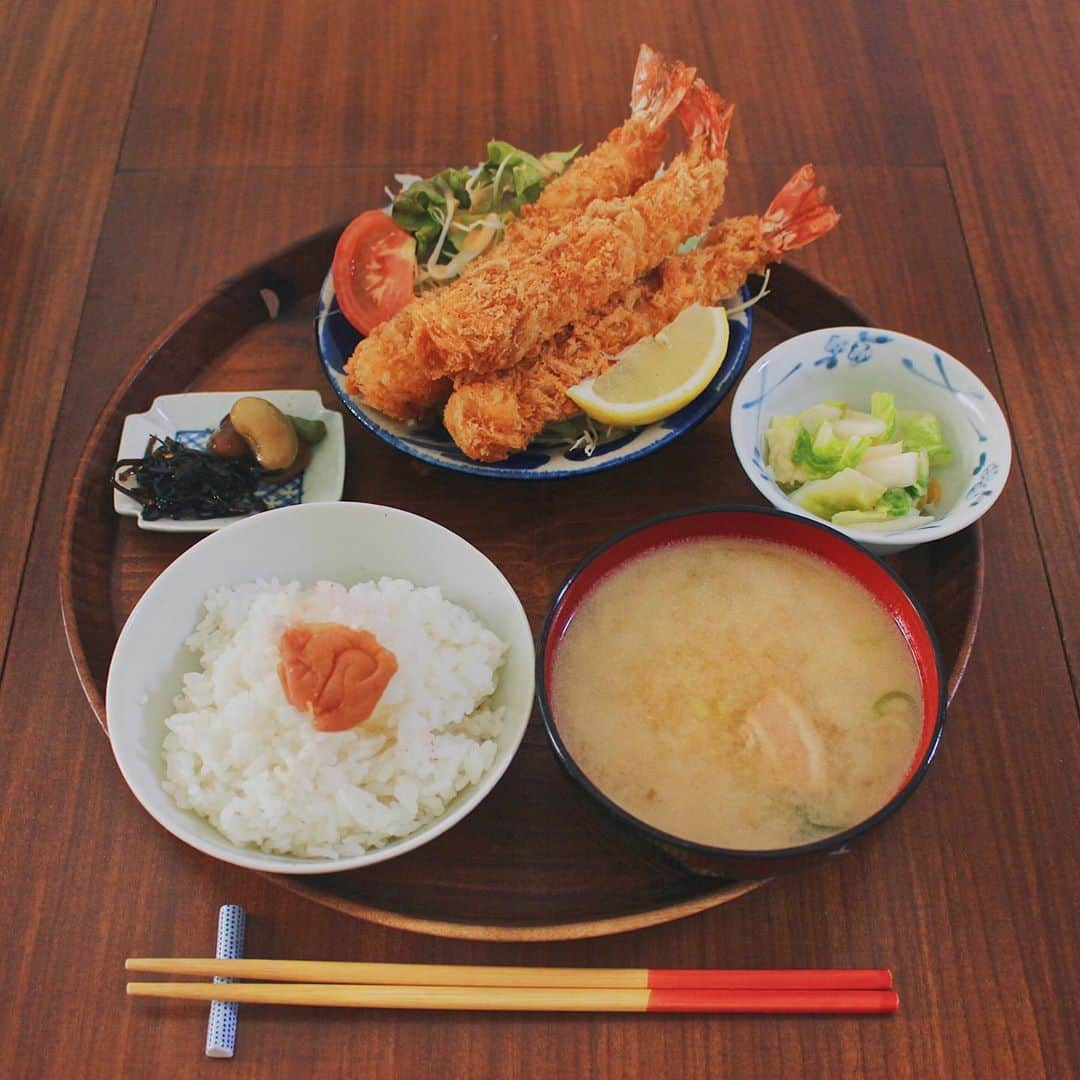 Kaori from Japanese Kitchenのインスタグラム：「青いうつわで大きなエビフライ定食。 ・ こんばんは。 こないだの夫の朝昼ごはん。 またまたお弁当を おうちごはん風に盛り付けてみました。 チョンピーというデリバリーサービスで 注文した「海浜食堂たけだ」さんのお弁当。 盛り付けだけなら楽しいんだけど…以下略 デリバリーで楽させてもらってます。 （自分が作った料理の写真を撮るの忘れる笑） 今回も盛り付け動画を撮ってみた。 スワイプして5枚目です。 付け合わせのレタスとキャベツは 緑の深い葉を上にすると彩りよく見えるので スーパーで買ったカットレタスを 盛り付ける時の参考になれば幸いです☺️ ・ 今日のおやつは 杏仁ミルクに桃のコンポートを入れて 乾燥対策の薬膳おやつです。 久々の薬膳走り書きは 乾燥対策のお話です。 スワイプして8、9枚目。 ゆっくり秋支度をしていきましょう☺︎ では今日もお疲れ様でした。 ・ ・ 【おしながき】 梅干しごはん 豚汁 大きなエビフライ レタスサラダ、トマト、レモン きんぴらごぼう 白菜の浅漬け こんぶの佃煮と金時豆 杏仁ミルクと桃のコンポート @yakuzenshop  ・ ・ ・ ・ 2020.09.16 Thu Hi from Tokyo! Here’s Japanese brunch for my hubby:Baked rice w/ pickled plum, deep fried shrimp w/ salad, Kinpira, pickled Chinese cabbage and simmered hijiki seaweed. ・ ・ ・ ・ ・ #japanesefood #breakfast #朝ごはん #おうちごはん #早餐 #薬膳 #うつわ #自炊 #家庭料理 #佐藤もも子 #一汁三菜 #やちむん #落合芝地」