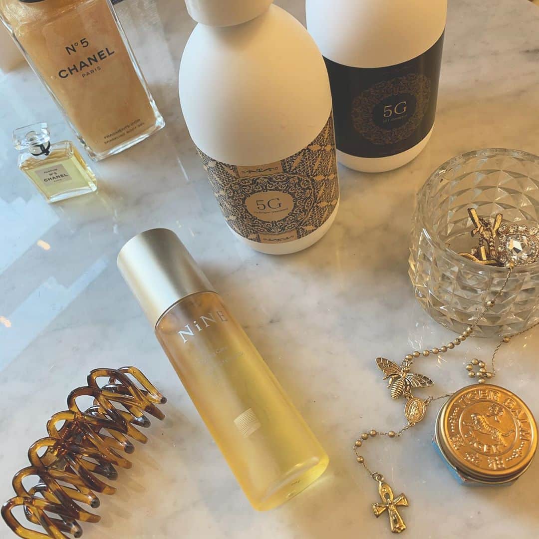 𝓜𝓲𝓼𝓼𝓗𝓸𝓷𝓮𝔂𝓥のインスタグラム：「essentials✨  home hair care products by @taketo_watai @watai_hair」