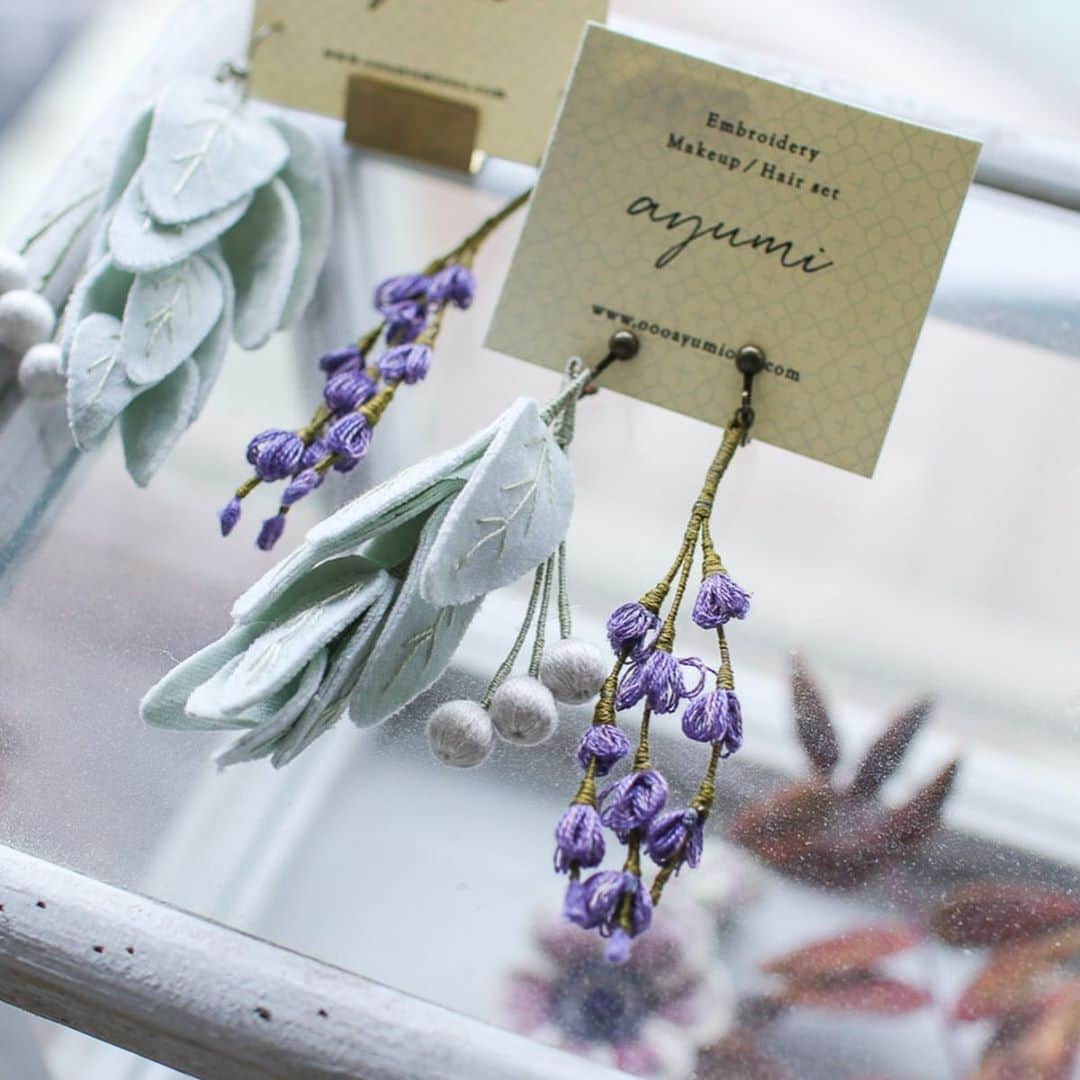 手紙社さんのインスタグラム写真 - (手紙社Instagram)「【ayumi刺繍展『Synchronicity』初日ありがとうございました】 刺繍作家・ayumiさんの個展が、手紙舎 2nd STORY、ならびに手紙社オンラインショップにてスタートいたしました。 初日にご来店くださったみなさま、ありがとうございました。  花冠をはじめとする髪飾りはもちろん、毎日の楽しみとなるような、 美しく魅力的な耳飾りもたくさんご用意しています。 シルクを用いて透け感の美しい紫陽花やアストランティアの花。 ふんわりとした質感が上品なラムズイヤーとラベンダー。 ストレートなシルエットが首元を細っそりと美しく彩るデルフィニウムなど。 どれも歳を重ねても変わらず愛することができる、 世代を超えた美を宿しています。  また、オーダー会もまだ残り数枠だけ、予約をお受けしております。 展示内でも販売のないブローチなど、お好きな組み合わせであなただけの花飾りを作ることができるオーダー会。 ぜひこの機会にご参加くださいませ。  ◎個展について instagramのアプリケーションからご覧の方は、「写真内のタグをタップ」していただくと商品販売ページに直接飛ぶことができるリンクが表示されます！  また、 @tegamisha_onlineshop プロフィールのショップボタンからも詳細をご覧いただけますよ  #手紙社 #手紙舎 #手紙舎2ndSTORY #tegamisha #個展 #刺繍 #ooayumimoo #embroidery #刺繍展 #wedding #手紙舎の個展 #手紙社オンラインショップ#手紙社オンラインショップで買えます」9月16日 21時16分 - tegamisha