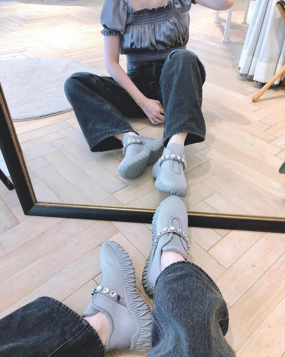 山脇道子のインスタグラム：「主役は @miumiu のスニーカー😉」