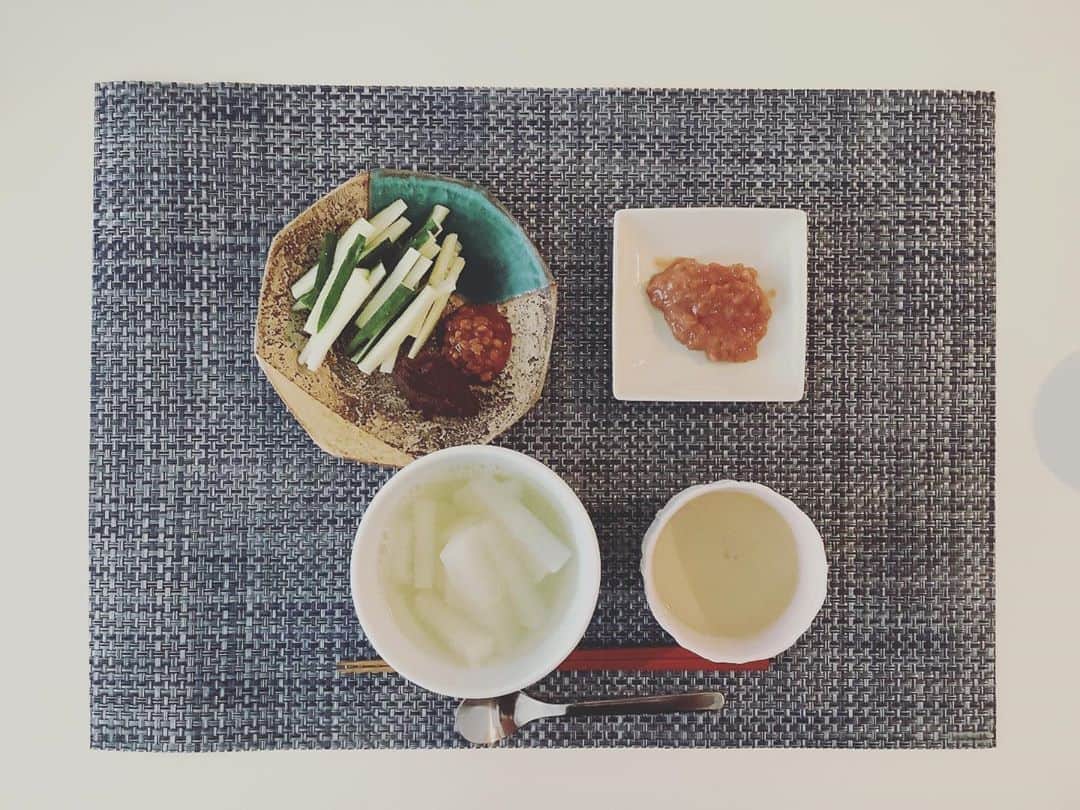 azumiのインスタグラム：「昨日まで今年3度目のファスティングをしていました。準備食2日〜断食3日〜回復食2日を無事完走。ここ7年くらい定期的にやっていますが、今回は断食初日と3日目によもぎ蒸しをしたらスルスルと体重が落ちストレスフリーでした。（前回は3日目にキックボクシング5ラウンドしたw） このセットは慣れていないとキツいと思うのであまり真似しないでくださいね😂 さて、筋トレしよう💪 #あず美容  #なぜ断食ばかりやるかというとすぐ肥えるからです #暴飲暴食」