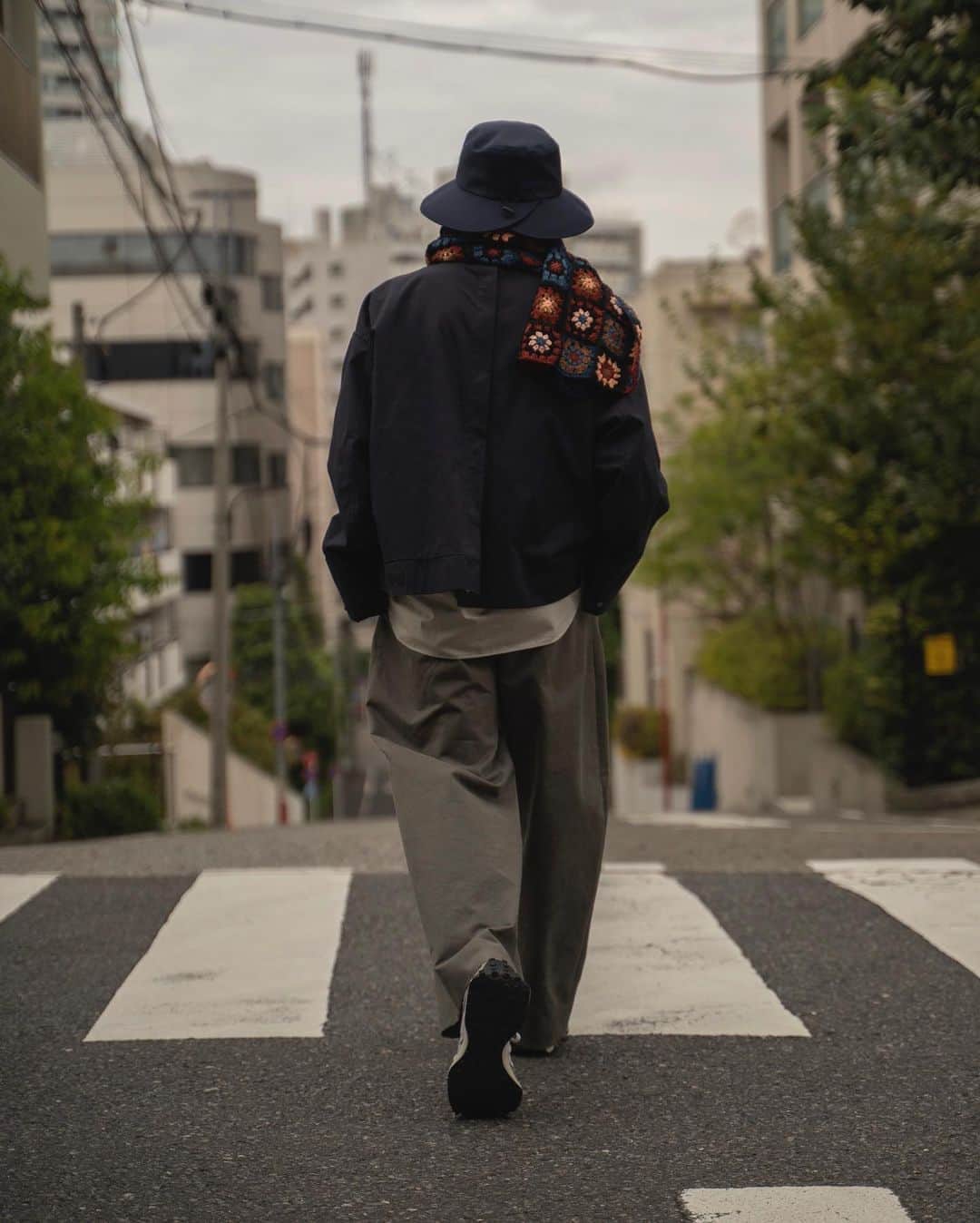 Ryoさんのインスタグラム写真 - (RyoInstagram)「ㅤㅤㅤㅤㅤㅤㅤㅤㅤㅤㅤㅤㅤ ショートアウターにワイドパンツのAラインが 僕の定番スタイルです👍 ㅤㅤㅤㅤㅤㅤㅤㅤㅤㅤㅤㅤㅤ hat:#studionicholson  stole:#storymfg jacket:#ssstein shirt:#studionicholson pants:#studionicholson shoes:#newbalance327」9月16日 21時19分 - ryo__takashima