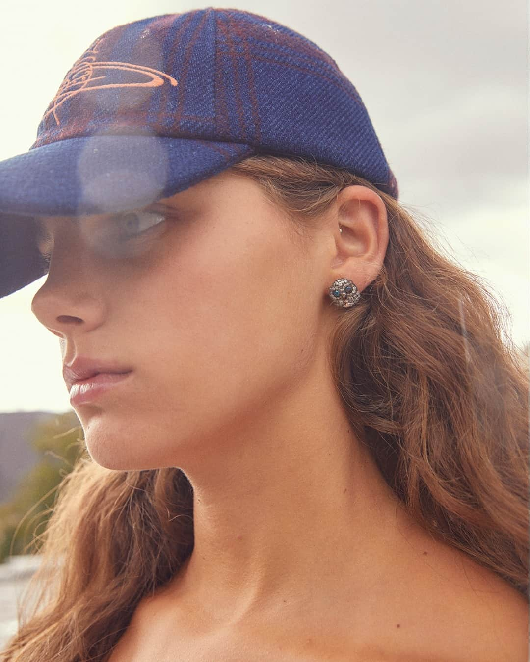 ヴィヴィアンウエストウッドさんのインスタグラム写真 - (ヴィヴィアンウエストウッドInstagram)「The Baseball Hat in Indigo Tartan is styled alongside the Louisette earrings. #VWAW20」9月16日 21時30分 - viviennewestwood