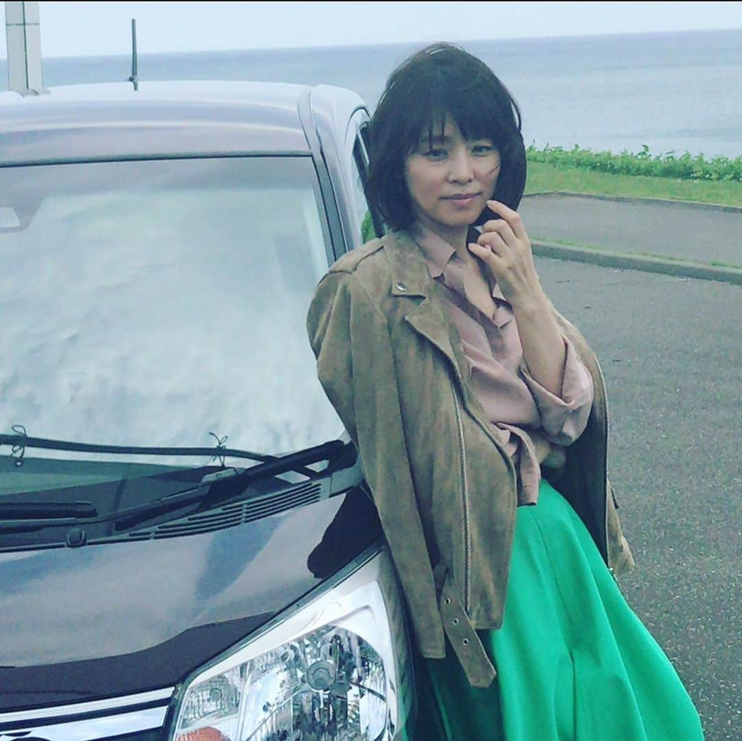 石田ゆり子さんのインスタグラム写真 - (石田ゆり子Instagram)「ここ一年半くらいのヘアスタイルを辿ってみました… わたしはヘアアレンジも、ついでにメイクも下手なので(当然ながら仕事の時は、プロによる魔法がかかっております) 髪の毛は基本的に最小限のセットでもなんとかなるように カット命でお願いしています。(とはいえもちろん セットは必要😆) イメージはフランスの女優のような乱れても自然で美しいヘアスタイル…というのが 好きなんです。あとはどこか 少年ぽさを残すことでしょうか👀」9月16日 21時30分 - yuriyuri1003