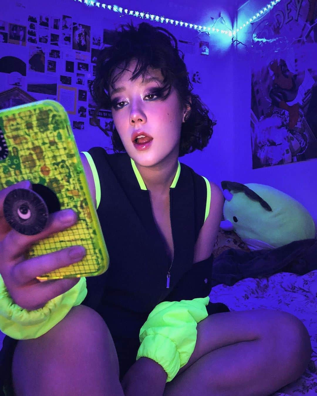 V Magazineさんのインスタグラム写真 - (V MagazineInstagram)「TikTok Diaries 📲 Since joining the platform on a lark last summer, Salina Johns aka @SalinaKilla has amassed over a million followers as of TikTok’s self-professed “Eboy king.” #Eboy refers to a mostly male, goth-adjacent subculture that Johns’s videos originally sought to satirize. “I was getting tired of watching creators, specifically men, do absolutely nothing but be shirtless and wear chains, and get hundreds and thousands of likes,” she tells V exclusively inside V126, our latest fall issue, while donning the latest in @armaniexchange ✨ Her status as an unofficial figurehead has morphed into something more concrete. “At [TikTok] conventions, I’ll see the original Eboys who know me now as ‘Salinakilla,’” she says. “They’re like, ‘It’s cool, [you] can be our king.’”  Head to the link in bio to discover the full story! — Talent: @salinakilla Photography: @daniellelevitt Fashion: @misodam Text: @samandersondotcom  Salina wears @armaniexchange」9月16日 21時22分 - vmagazine