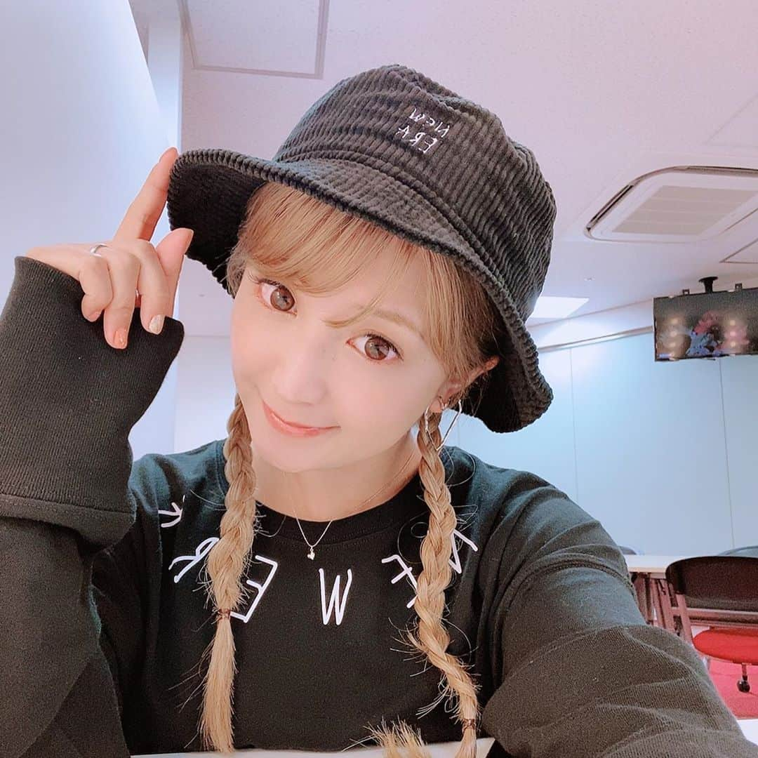 矢口真里さんのインスタグラム写真 - (矢口真里Instagram)「昨日の本番前マイクつけてるとこ🎤髪の毛はつけてもらいましたよ😋✨ ・ 洋服と帽子は @i_am_takahashi ちゃんと @newerajapan さんのコラボの♡♡♡ いつも可愛過ぎるお洋服を作ってくれて本当にありがとうございます😂✨ 愛ちゃんの服本当に大好き😳💕 はいそうです。 ただのファンです😳💕」9月16日 21時22分 - mariyaguchi_official