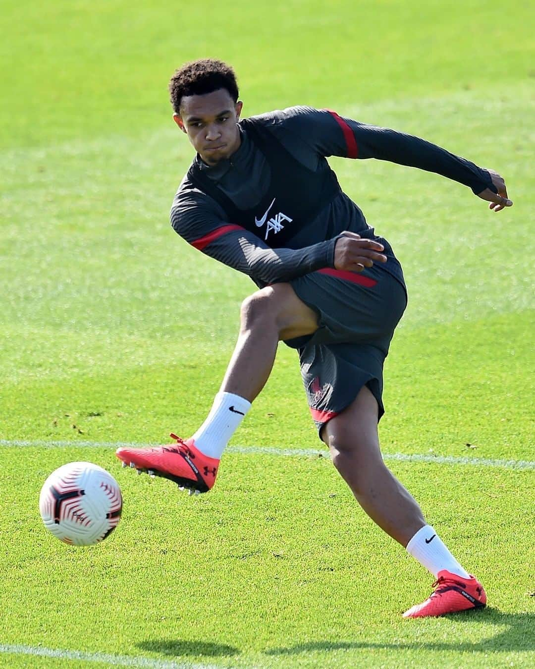 リヴァプールFCさんのインスタグラム写真 - (リヴァプールFCInstagram)「A sunny session at Melwood 🤩☀ #LFC #LiverpoolFC #Liverpool #Training」9月16日 21時24分 - liverpoolfc