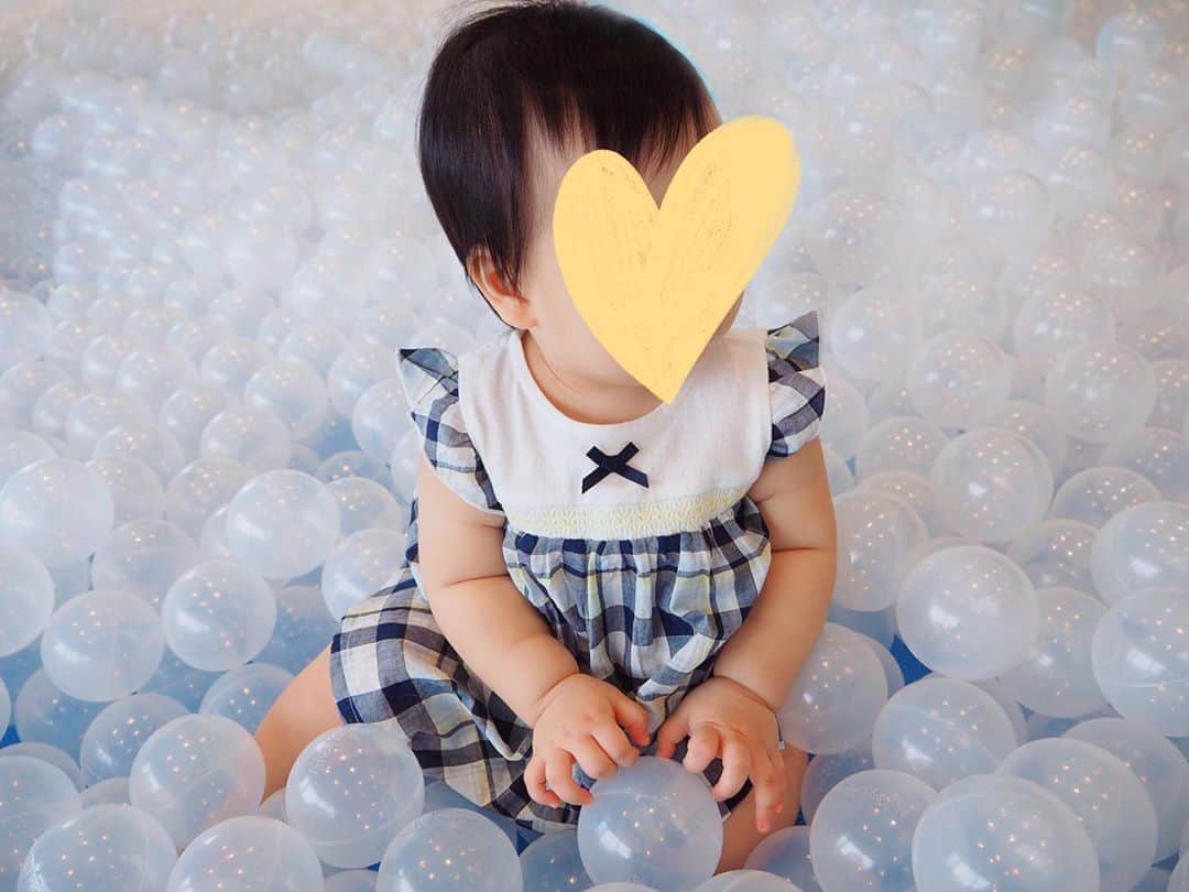 のインスタグラム：「. 念願のボールプールデビューしました🤗❤️ . 最初は不思議そうな顔してたけど 慣れてくるとボールを持ったり、 まおちゃん(@tokinomao )の 息子ちゃんに"どうぞ"してて 微笑ましたかったです😊🌼 . 後半になると飽きたのか抱っこを 要求されましたが😂🌸笑 . ボールが半透明ですごく可愛いし、 すぐ横に専用のボールを洗浄する機会があって 頻繁に取り替えているようで 安心して遊ぶことができました🥰 . #culaful #キュラフル #アトレ竹芝 #子連れランチ #東京子連れスポット #生後11ヶ月 #キッズパーク #ボールプール #ボールプールデビュー #令和元年ベビー #女の子ママ #浜松町 #instagood #friend #love #happy #smile #baby #enjoy #lunch #japan #tokyo #japanese #japanesegirl #me #followme」