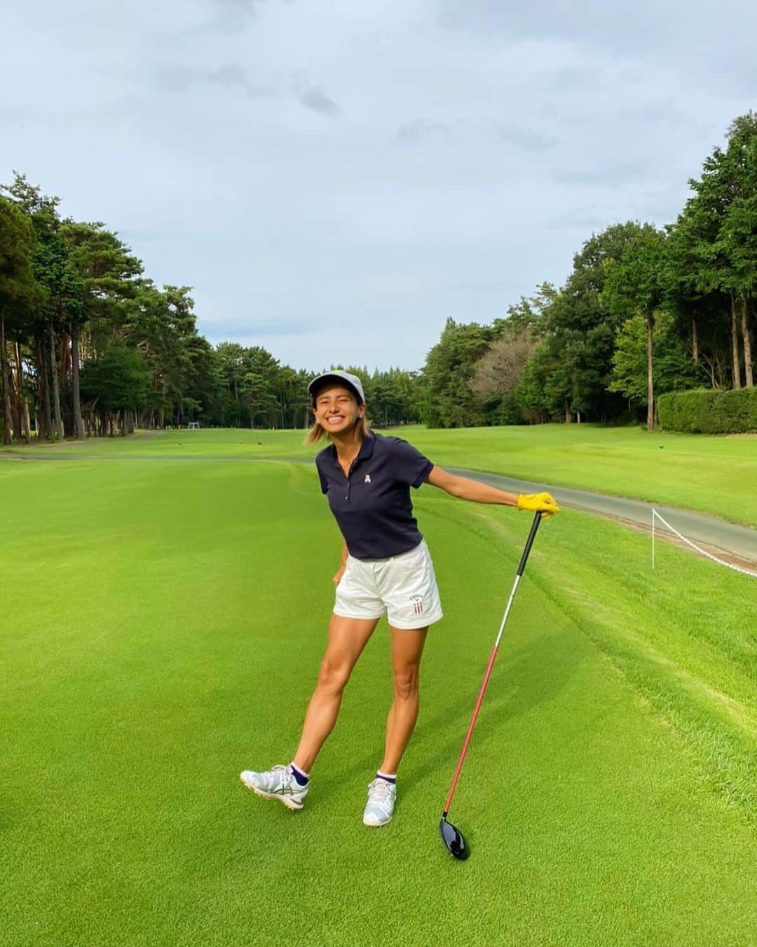 佐野千晃のインスタグラム：「半年ぶりにエンジョイゴルフしてきました⛳️﻿ ﻿ 120たたかなければ良いかなぁ、、って思ってたら半年ぶりにしては意外に良いスコア！！笑 ﻿ (スクロールしてくれれば最後に添付してあるにょ)﻿ ﻿ 前よりも全体的な飛距離が伸びた感じがある！！﻿ ﻿ 体幹が強くなったかな！！﻿ ﻿ それにしても可愛くない足だなぁ🤔笑﻿ ﻿ そしてパター下手すぎて辛いなぁ🤔笑﻿ ﻿ #workout #training #sport  #wear #sportwear #スポーツ #筋トレ女子 #筋トレ #ワークアウト #スポーツウェア #筋肉 #筋肉美 #go  #run #running  #marathon  #ゴルフ #ゴルフ女子 #ゴルフ好き #マークロナ #エンジョイゴルフ #ゴルフコーデ #ちなみに #白のショートパンツ #数年前まで #お腹も太ももも #パツパツでした #今は #ゆるゆる #痩せた」