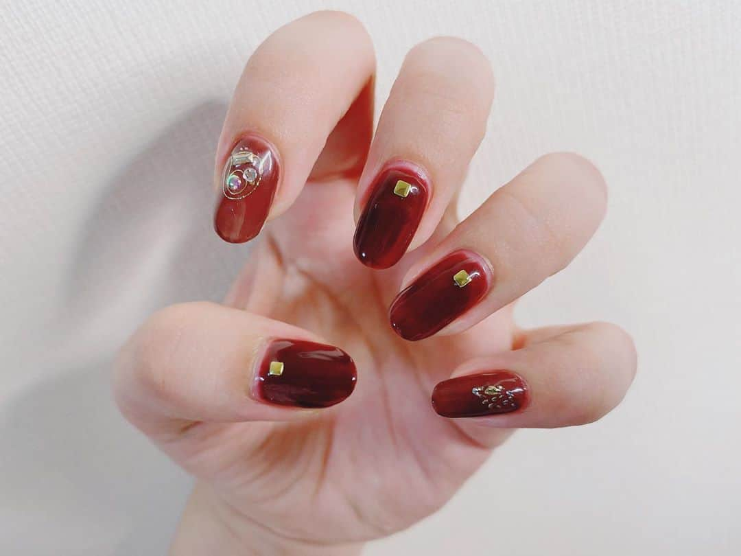 夕香里（ATY）のインスタグラム：「new nail♡  秋色ボルドーとブラウン 秋のコスメで最近こういう色をよくみかけてとても可愛かったので塗ってみました とても気に入ってる( ¨̮ )︎︎♡  #ATY #夕香里 #セルフネイル」