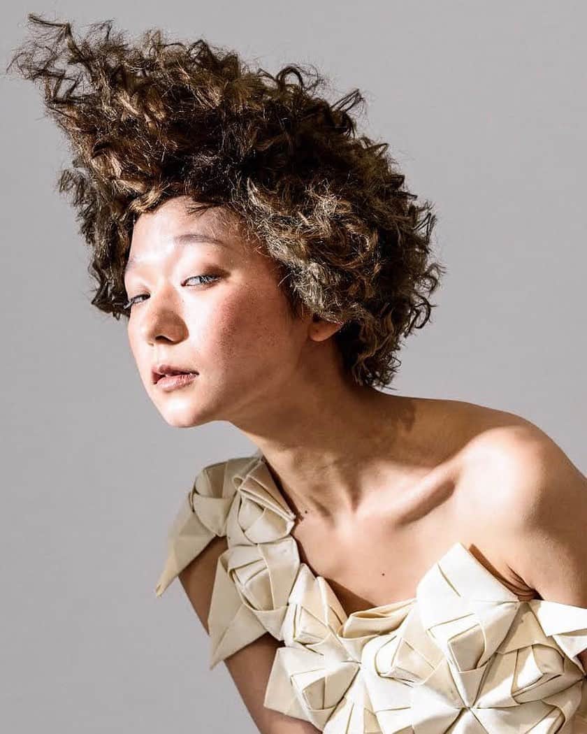 yu nakamura ヘアアレンジ hairarrangeのインスタグラム：「今年は色々イベント無くなってしまったけど😭 来年はコンテスト開催されるといいな✨  model… @mmoashn  make…  @aafkns8  hair…  @yutty0919  photo… @8_eight_yu  #ミリ#mm#ミリ活#ミリアンバサダー#クリームバター#SPF#コスメ#スタイリング剤#アレンジ動画 #ヘアアレンジ#アレンジ本#hair#color#一宮市#一宮市美容院#fashion #レイフィールド #cool#wedding#creativephotography#creative」