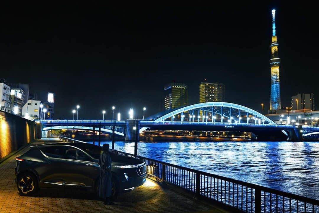 西谷綾子のインスタグラム：「✴︎ 大好きなスカイツリーと煌びやかな夜景と共に🌃✨😊 @phiaro_group   #phiarogroup #design #car #creatingnewvalue  #dream #touching #challenge #creative #innovative  #photoshooting #interiordesign #original #japan #tokyo #automotive #automotivephotography #model #skytree #スカイツリー #車 #デザイン #こだわり #独創的 #革新的 #風景 #景色」