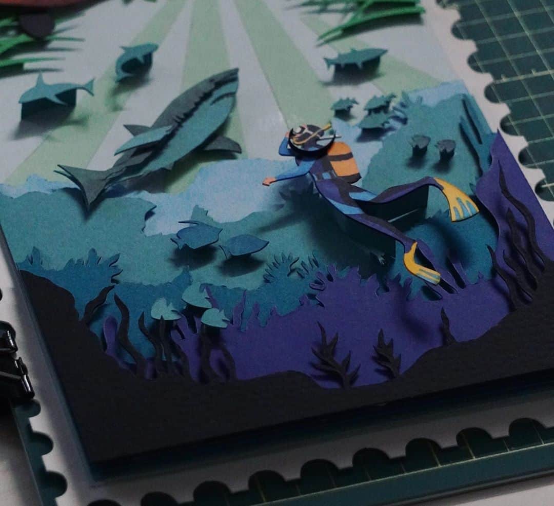 Sabeena Karnikさんのインスタグラム写真 - (Sabeena KarnikInstagram)「Side views of my layered underwater piece. I use paper /foam underneath to create the height. Papers are @arjocreatives」9月16日 21時34分 - sabeenu