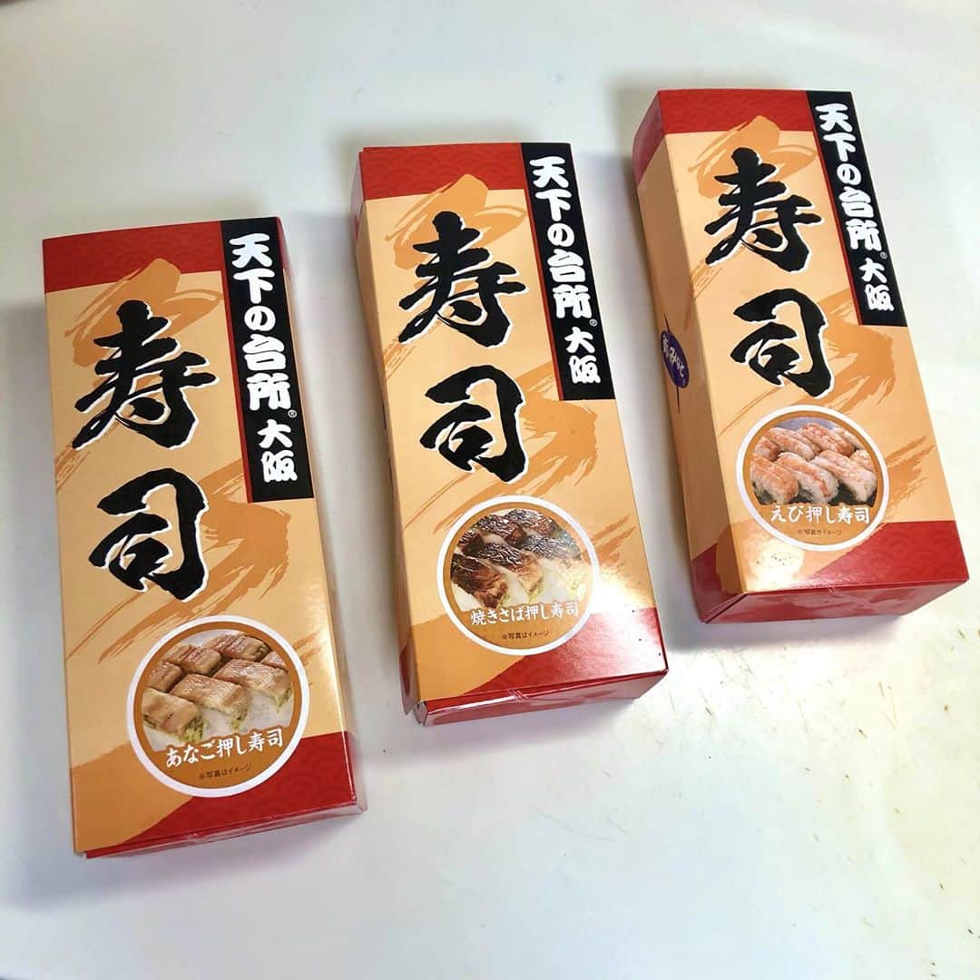 永倉由季さんのインスタグラム写真 - (永倉由季Instagram)「.﻿ .﻿ 回転寿司や街のみなとまぐろパークでお馴染み﻿ 『大起水産』の﻿ テレビCMがスタートしました。﻿ ﻿ 　　　　　　　　　　　　　　﻿ 私はテンション高い声で﻿ ナレーションを担当させて頂きました。﻿ ﻿ 　　　　　　　　　　　　　　　　　﻿ 関西エリアで100本放送されるそうですので﻿ 目と耳に止まると嬉しいです🐟✨﻿ 　　　　　　　　　　　　﻿ ↓ ↓﻿ ﻿ http://www.daiki-suisan.co.jp/﻿ ﻿ 　　　　　　　　　　　　　﻿ えび、あなご、焼きさばの﻿ 冷凍押し寿司を頂きましたが﻿ (テイクアウト、オンラインOK)﻿ ﻿ 　　　　　　　　　　　　　　　﻿ 説明書通りに解凍したら﻿ 押し寿司なのにネタだけが"ふわっふわっ"﻿ 　　　　　　﻿ 　　　　　　　　　　　　　　﻿ 冷凍はどうなのかな？と思いきや﻿ とても美味しかったです✨﻿ ﻿ _____________________﻿ 　　　　　　　﻿ ✅ SNSに載せないことはLINE@ ↓ ↓ ﻿ 　　　　　　　　　　　　　　　　　　　﻿ https://lin.ee/v5onXnt﻿ 　　　　　　　　　　﻿ ✅詳細はアメブロ更新　↓﻿ 　　　　　　　　　　　﻿ http://ameblo.jp/naga-yuki/﻿ ﻿ 　　　　　　　　　　　　　﻿ #大起水産﻿ #回転寿司　 #街のみなと #街のみなとまぐろパーク ﻿ #テレビ　#cm #コマーシャル #ナレーション　#narration #ナレーター #鮮度抜群 #新鮮 #冷凍 #押し寿司 #テイクアウト　#オンライン #ふっくら #魚　#寿司  #美味しかった #関西エリア　#放送中 #ありがとうございました  #ブログが溜まり過ぎて追いつかない」9月16日 21時35分 - yuki_nagakura67