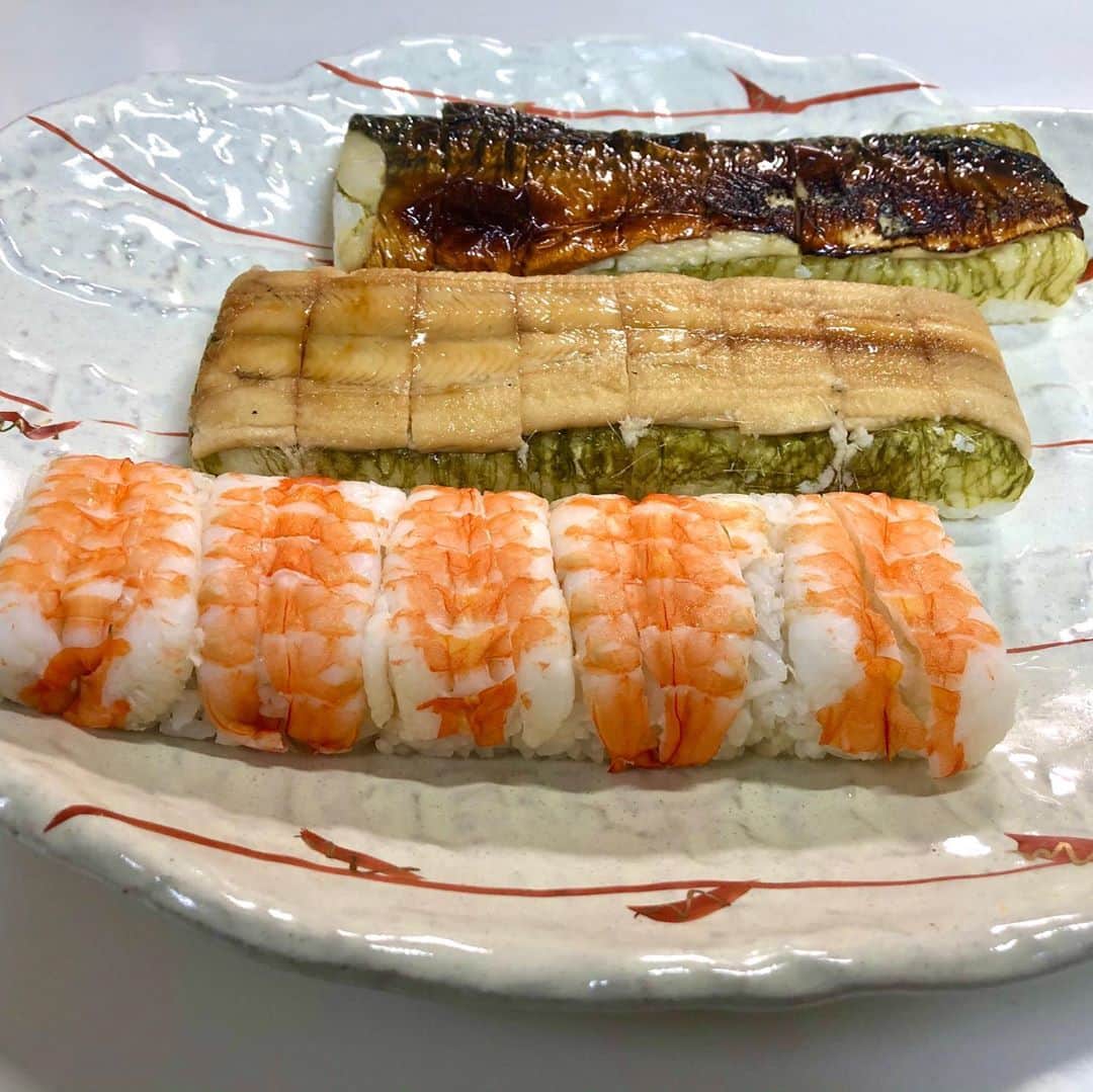 永倉由季さんのインスタグラム写真 - (永倉由季Instagram)「.﻿ .﻿ 回転寿司や街のみなとまぐろパークでお馴染み﻿ 『大起水産』の﻿ テレビCMがスタートしました。﻿ ﻿ 　　　　　　　　　　　　　　﻿ 私はテンション高い声で﻿ ナレーションを担当させて頂きました。﻿ ﻿ 　　　　　　　　　　　　　　　　　﻿ 関西エリアで100本放送されるそうですので﻿ 目と耳に止まると嬉しいです🐟✨﻿ 　　　　　　　　　　　　﻿ ↓ ↓﻿ ﻿ http://www.daiki-suisan.co.jp/﻿ ﻿ 　　　　　　　　　　　　　﻿ えび、あなご、焼きさばの﻿ 冷凍押し寿司を頂きましたが﻿ (テイクアウト、オンラインOK)﻿ ﻿ 　　　　　　　　　　　　　　　﻿ 説明書通りに解凍したら﻿ 押し寿司なのにネタだけが"ふわっふわっ"﻿ 　　　　　　﻿ 　　　　　　　　　　　　　　﻿ 冷凍はどうなのかな？と思いきや﻿ とても美味しかったです✨﻿ ﻿ _____________________﻿ 　　　　　　　﻿ ✅ SNSに載せないことはLINE@ ↓ ↓ ﻿ 　　　　　　　　　　　　　　　　　　　﻿ https://lin.ee/v5onXnt﻿ 　　　　　　　　　　﻿ ✅詳細はアメブロ更新　↓﻿ 　　　　　　　　　　　﻿ http://ameblo.jp/naga-yuki/﻿ ﻿ 　　　　　　　　　　　　　﻿ #大起水産﻿ #回転寿司　 #街のみなと #街のみなとまぐろパーク ﻿ #テレビ　#cm #コマーシャル #ナレーション　#narration #ナレーター #鮮度抜群 #新鮮 #冷凍 #押し寿司 #テイクアウト　#オンライン #ふっくら #魚　#寿司  #美味しかった #関西エリア　#放送中 #ありがとうございました  #ブログが溜まり過ぎて追いつかない」9月16日 21時35分 - yuki_nagakura67